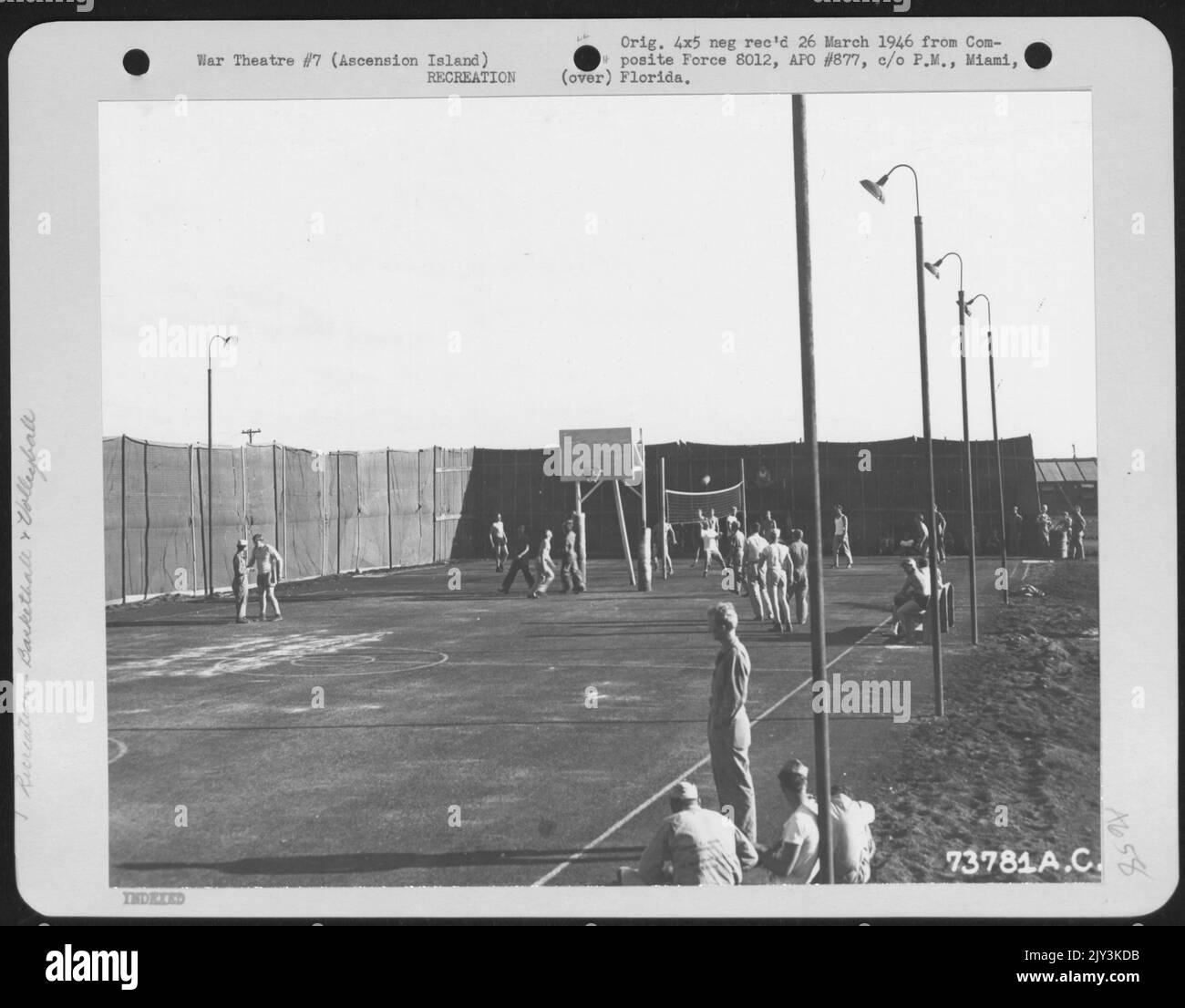 Il personale dell'Air Transport Command si diverte a giocare sul campo da pallacanestro e pallavolo, che è stato fornito dai servizi speciali per il tempo libero per gli uomini sull'Ascension Island. 24 settembre 1944. Foto Stock