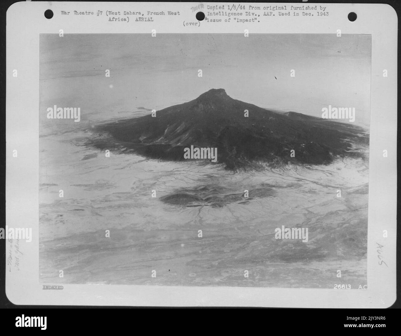 Mt. Zedness, Sahara occidentale, Africa occidentale francese. Il punto di controllo è il Monte Zedness, che si presenta nel Sahara occidentale come un brutto dente nero. Tuttavia è una vista gradita ai piloti ATC perché i punti di controllo sono pochi e lontani tra loro. Foto Stock