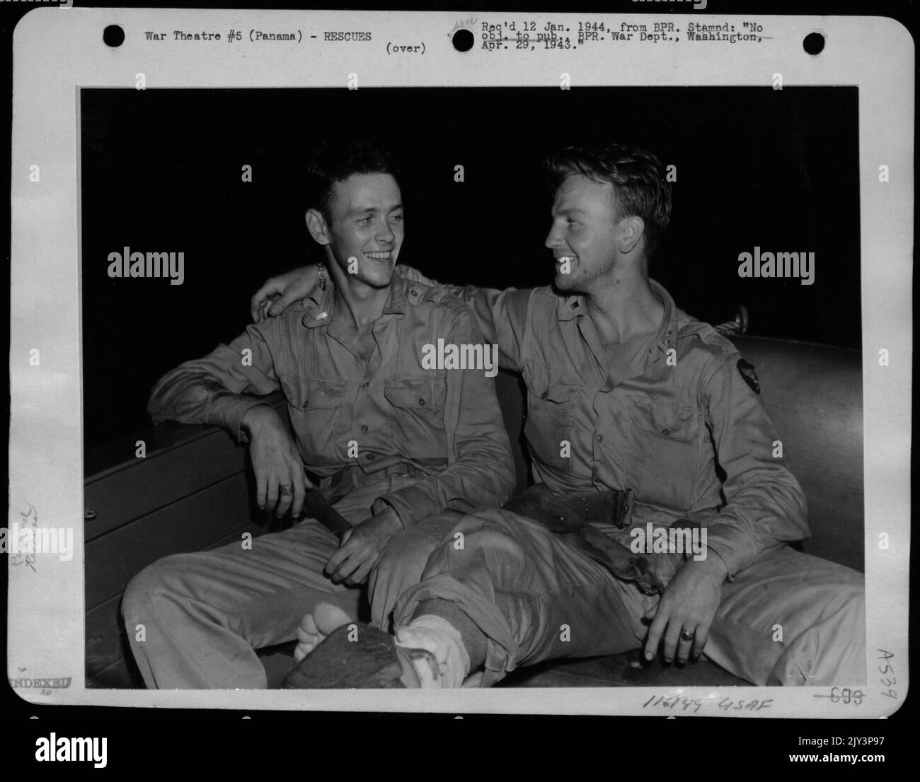 Non c'è bisogno di paracadute in questo giro. (Da L a R) 2nd. Lieuts. John A. Wheeler di Spokane, Washington, e Charles O. Rainwater di Dandridge, Ten., raffigurato sopra seduto sul retro Di Una 'Crash-Boat' mentre è trasportato ad un'Ambulance in attesa che Rus Foto Stock