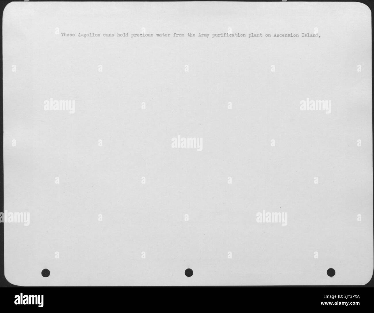 Queste lattine da 4 litri contengono acqua preziosa proveniente dall'impianto di purificazione dell'esercito sull'isola dell'Ascensione. Foto Stock