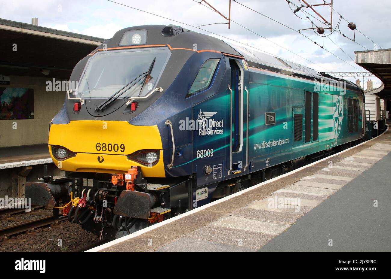 Direct Rail Services classe 68 UK Light diesel-Electric loco 68009 nella piattaforma 1 alla stazione di Carnforth il 7th settembre 2022 con fiasche nucleari. Foto Stock