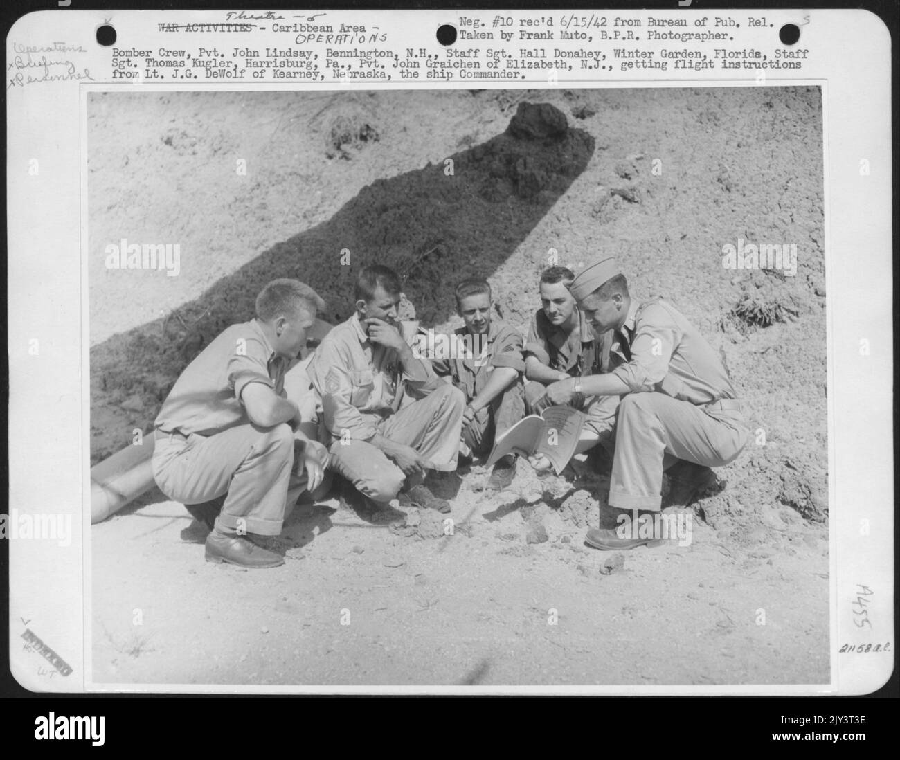 Squadra di bombardieri, Pvt. John Lindsay, Bennington, N.H., staff Sgt. Hall Donahey, Winter Garden, Florida, staff Sgt. Thomas Kugler, Harrisburg, Pa., Pvt. John Graichen di Elizabeth, N.J., Lt. J.G. DeWolf di Kearney, Nebraska, il comandante della nave. Foto Stock