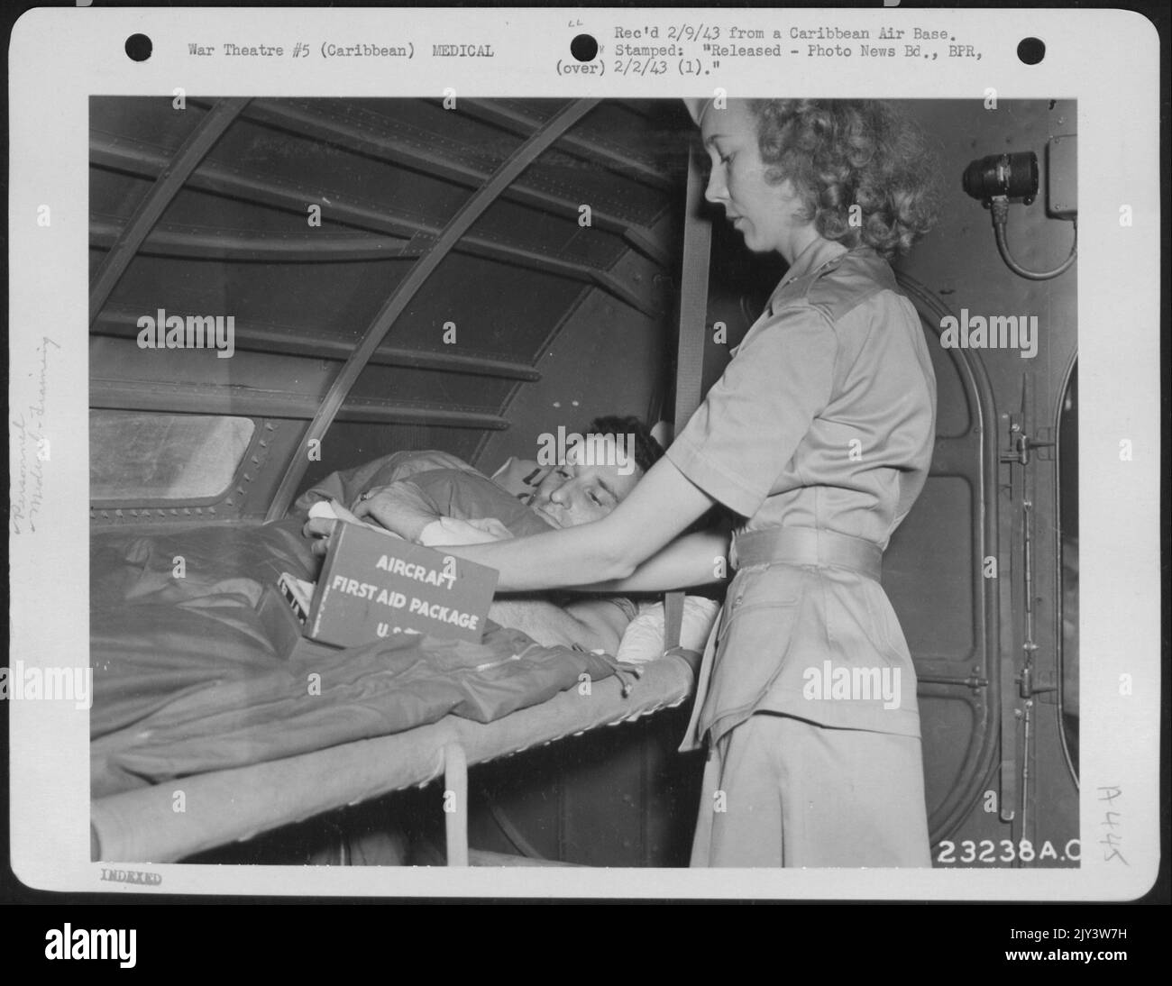 Base aerea nei Caraibi. CPL. Oscar Freedman di New York, N.Y. e Lt. Jane Jordan, New Glasgow, Virginia infermieri nella zona dei Caraibi, assegnati alle basi aeree, sono addestrati in evacuazione di feriti da aria. La foto mostra l'infermiera Lt. Jordan Foto Stock