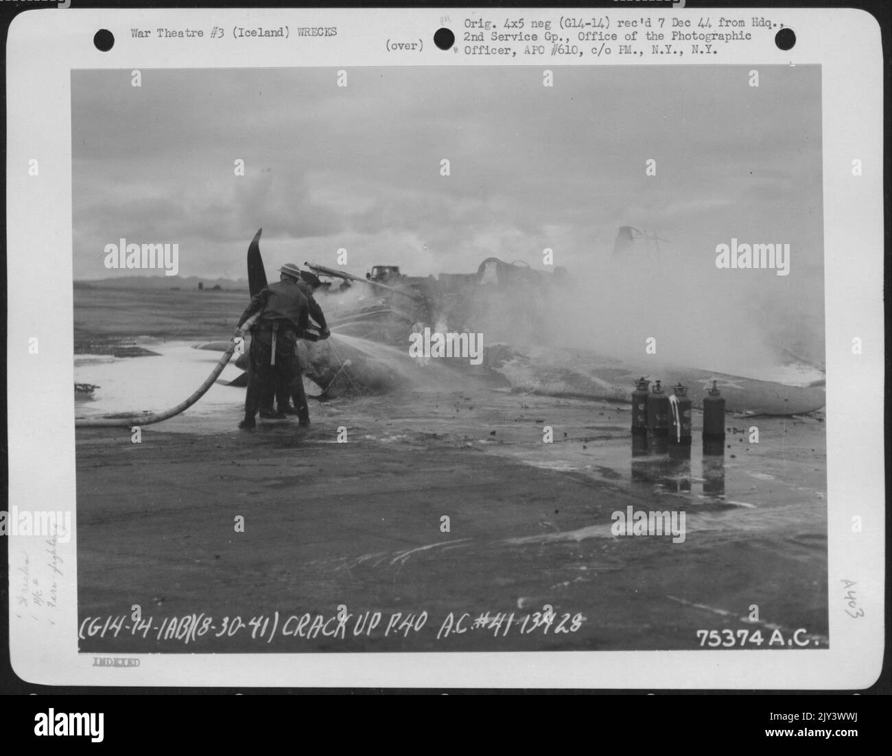 I vigili del fuoco combattono i fiamme di Un Curtiss Burning P-40 (A/C 41-13428) che si schiantò in un campo aereo in Islanda. 30 agosto 1941. Foto Stock