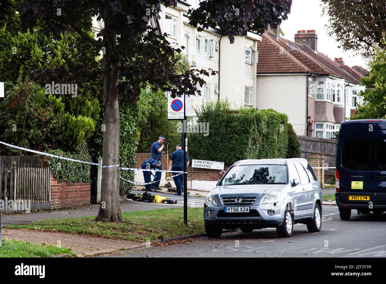 Londra, Regno Unito. 07th Set, 2022. Ufficiale Forensics visto sulla scena in Kirkstall Gardens. Chris Kaba, 24 anni, è stato ucciso da un'unità di polizia militare a seguito di un inseguimento automobilistico a Streatham, nel sud di Londra. Un'indagine condotta dall'Ufficio indipendente per la condotta di polizia ha scoperto che non era armato. (Foto di Thabo Jaiyesimi/SOPA Images/Sipa USA) Credit: Sipa USA/Alamy Live News Foto Stock
