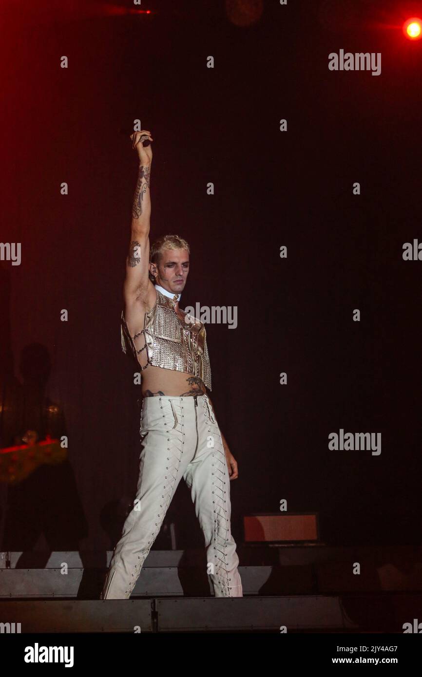 Pescara, Italia. 07th Set, 2022. Achille Lauro suona sul palco a Piazza salotto a Pescara durante l'orchestra elettrica di Achille Lauro Superstar, cantante italiana Concerto di Musica a Pescara, 07 2022 settembre Credit: Independent Photo Agency/Alamy Live News Foto Stock