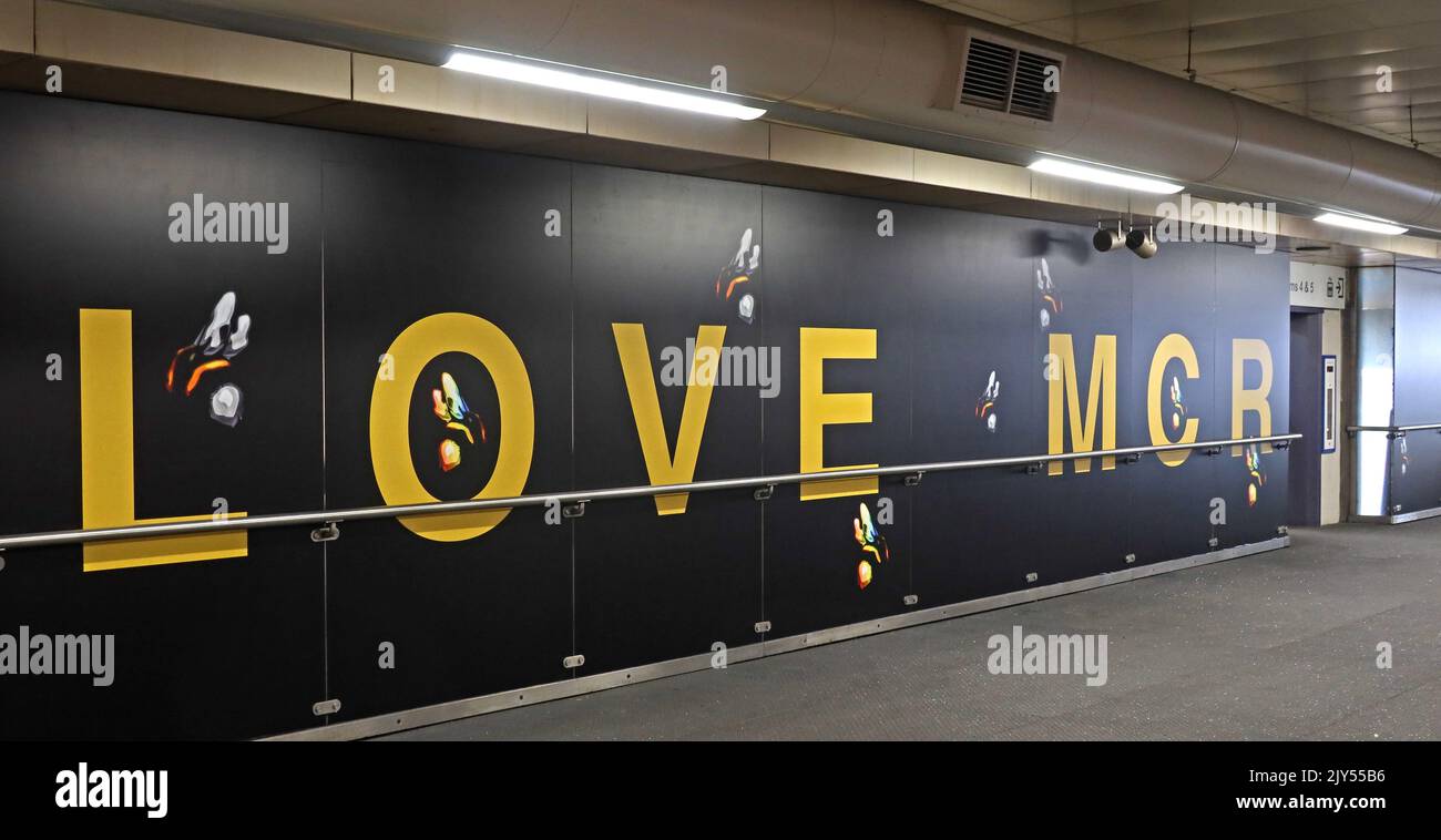 Love MCR, Love Manchester with Bees, simbolo della città, ingresso alla Manchester Victoria Arena, luogo di bombardamento terroristico Foto Stock