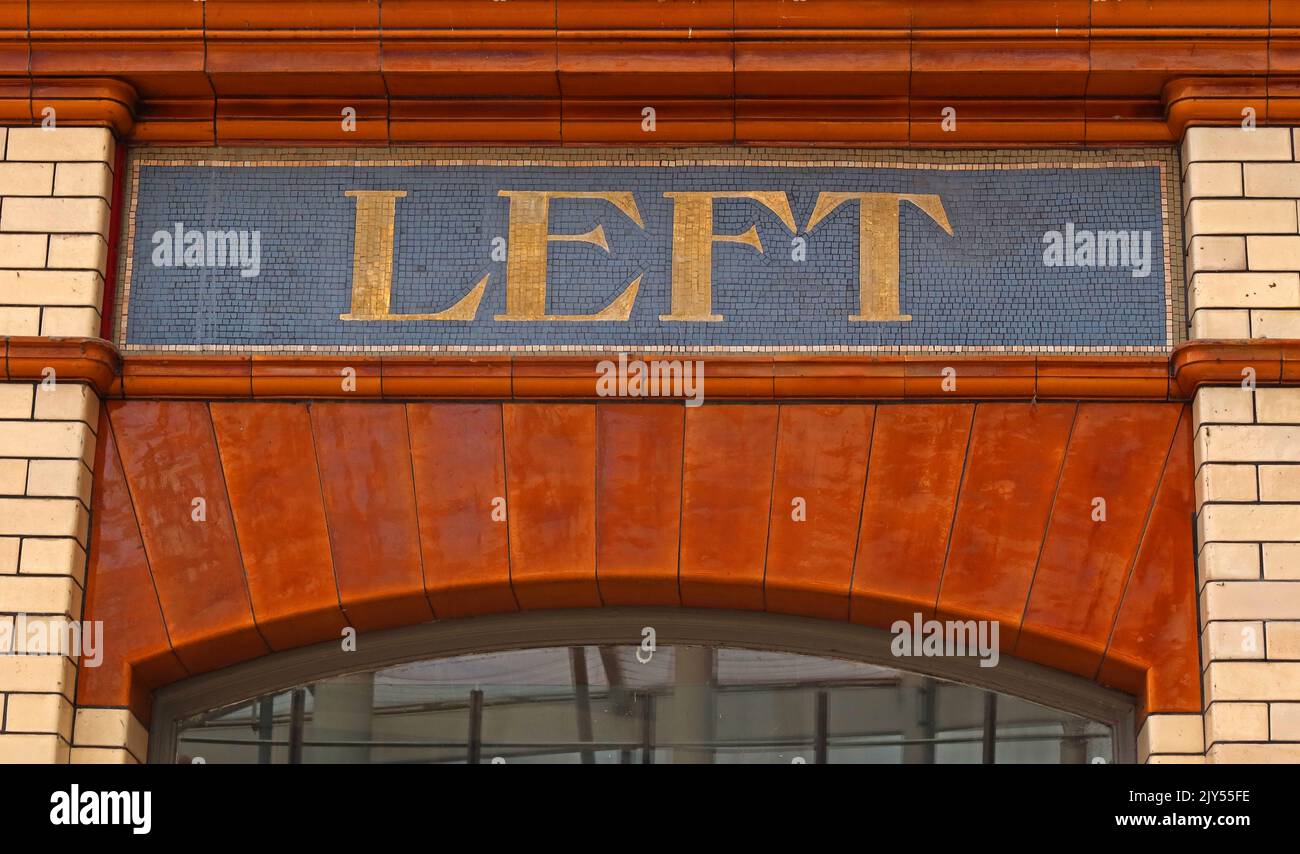 Victoria Station Manchester, ristorante con scritte a mosaico, libreria con decorazioni a mosaico, ufficio bagagli a sinistra Foto Stock