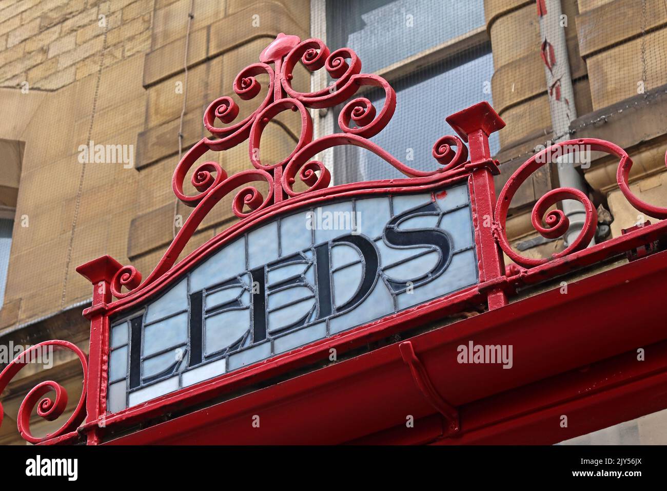 Cartello in ferro battuto rosso Leeds e vetro colorato, fuori dalla stazione ferroviaria Victoria, Manchester, Inghilterra, Regno Unito, M3 1WY Foto Stock