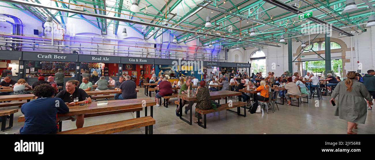 Interni del mercato di Crewe, caffè, bar, birra artigianale, birra reale e bancarelle, 27 Earle St, Crewe, Cheshire, Inghilterra, REGNO UNITO, CW1 2BL Foto Stock