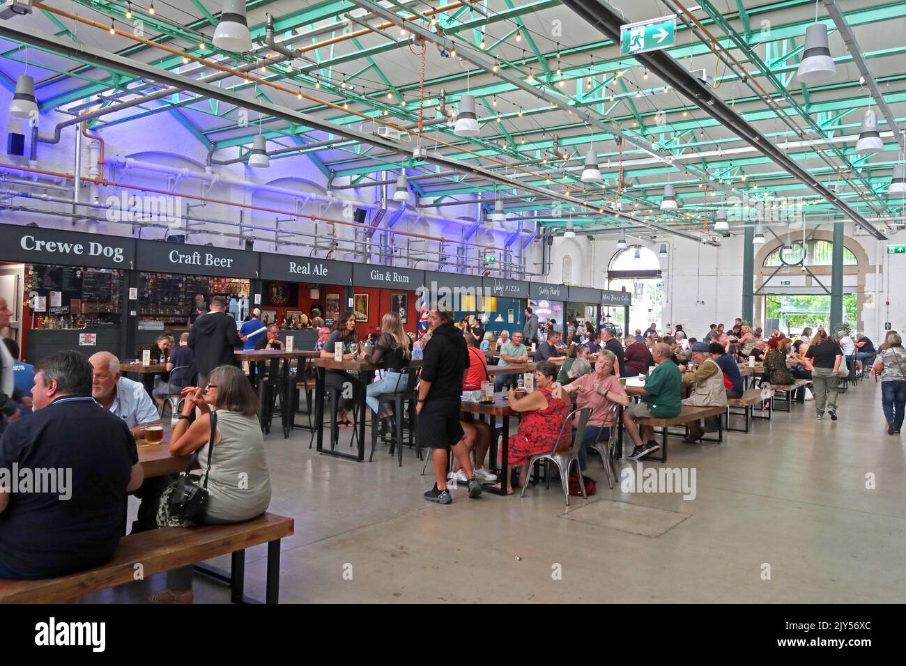 Interni del mercato di Crewe, caffè, bar, birra artigianale, birra reale e bancarelle, 27 Earle St, Crewe, Cheshire, Inghilterra, REGNO UNITO, CW1 2BL Foto Stock
