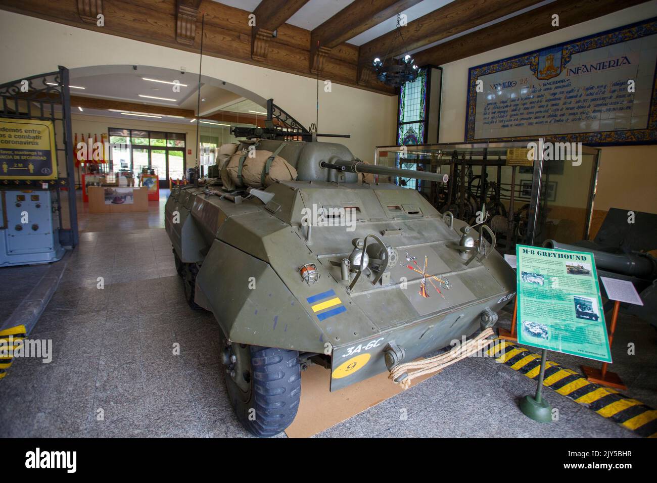 Coruna-Spagna. Auto blindata M-8 prodotta da Ford esposta nel museo militare di Una Coruna il 6 settembre 2022 Foto Stock