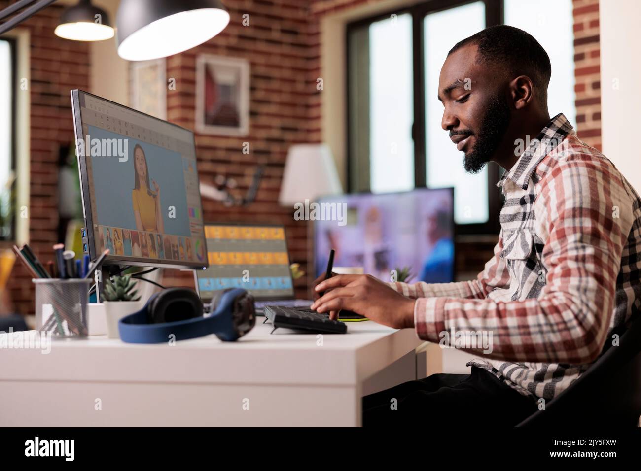 Fotografo multimediale che utilizza il software di ritocco per modificare le foto, creando contenuti fotografici professionali. Artista freelance che modifica l'immagine con gradazione del colore e interfaccia del retoucher. Foto Stock