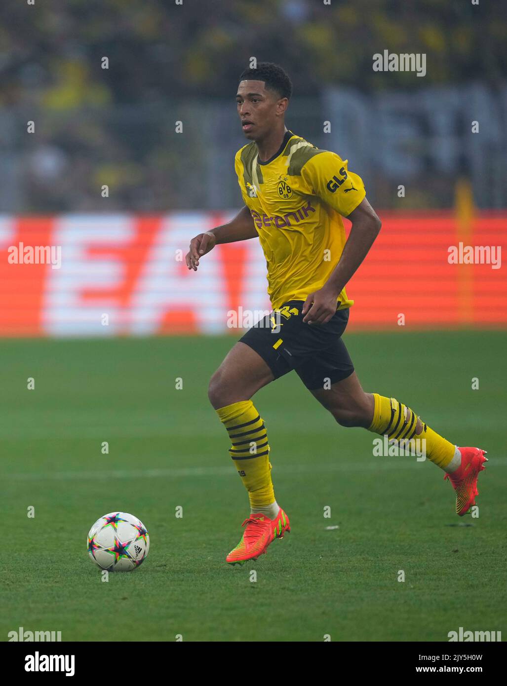 Signal Iduna Park, Dortmund, Germania. 6th Set, 2022. Jude Bellingham (Borussia Dortmund) controlla la palla durante Borrusia Dortmund e FC Copenhagen al Signal Iduna Park, Dortmund, Germania. Ulrik Pedersen/CSM/Alamy Live News Foto Stock