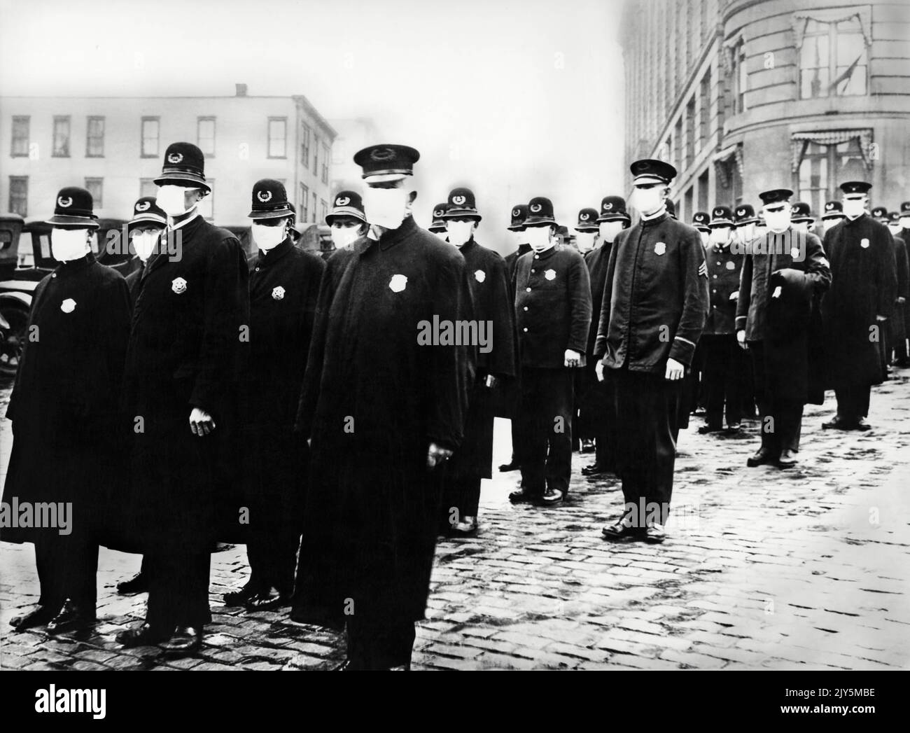 Polizia a Seattle con maschere durante la pandemia del 1918 Foto Stock