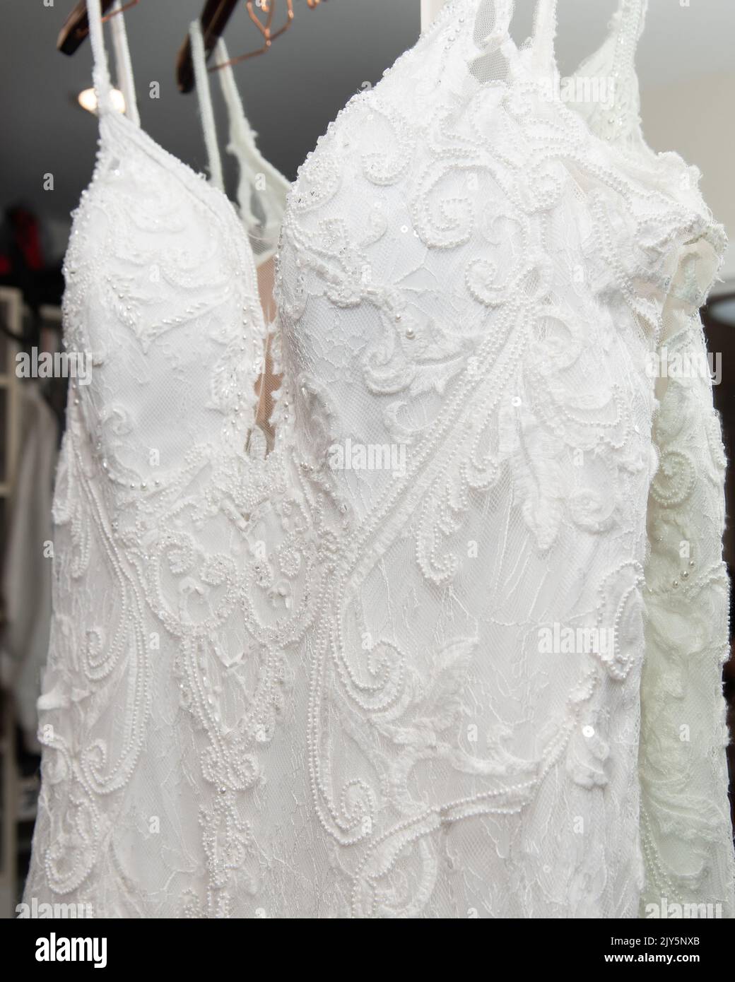 L'abito in pizzo bianco della sposa ha una collana molto dettagliata decorata con perle. Foto Stock