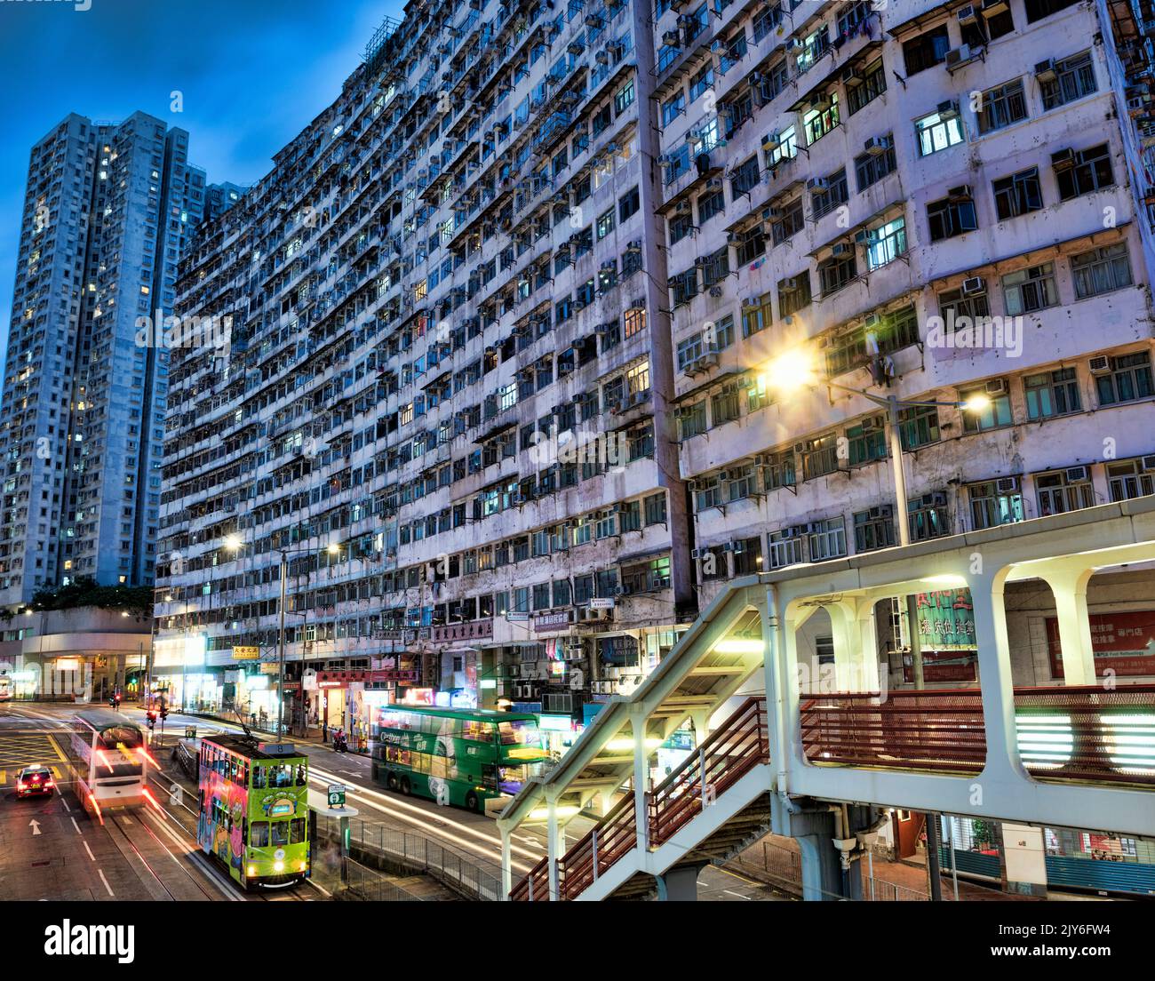 Affollati edifici residenziali vecchi, Hong Kong, Cina. Foto Stock