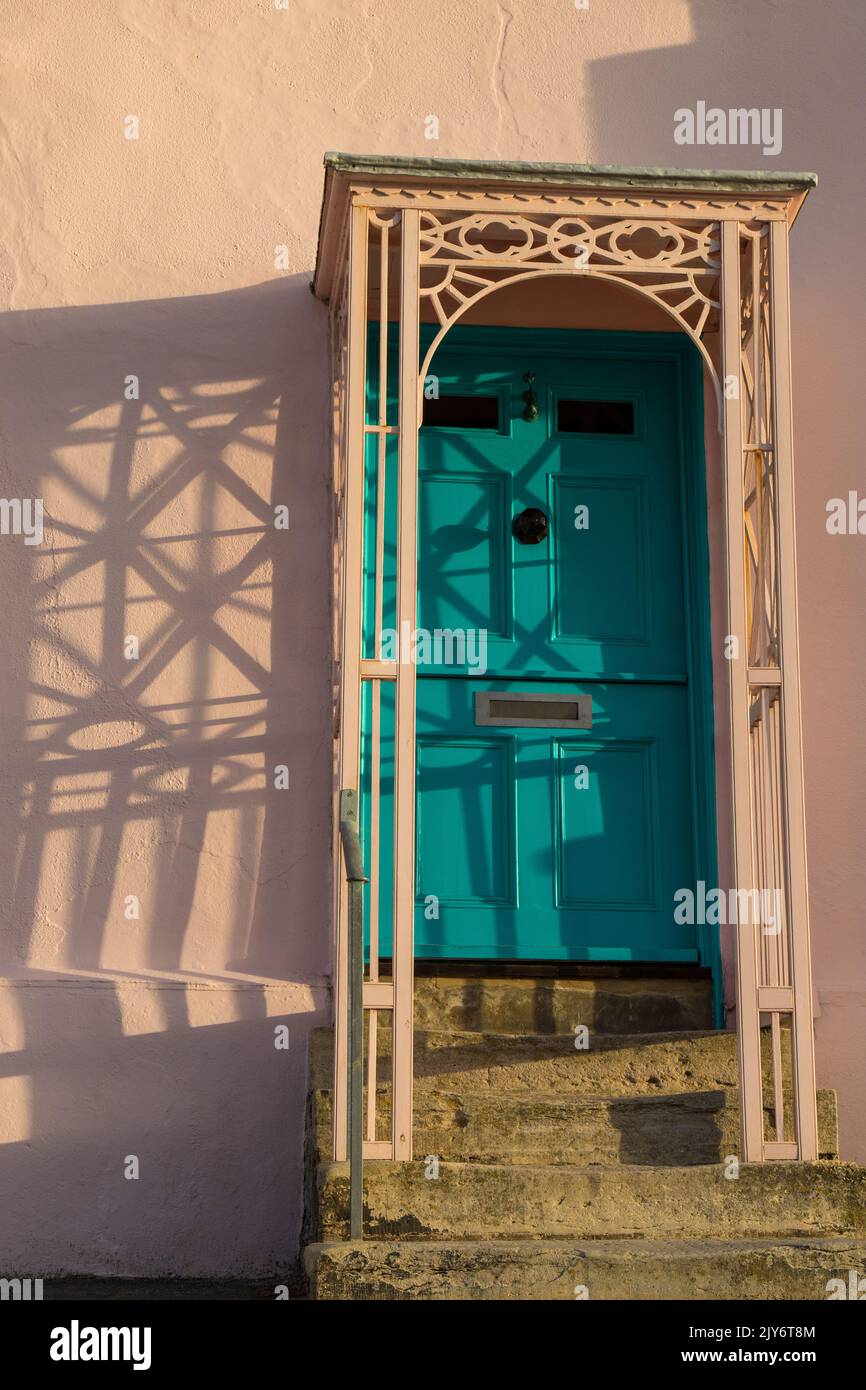 Bella porta con portico decorativo sul lungomare di Lyme Regis, Dorset Foto Stock