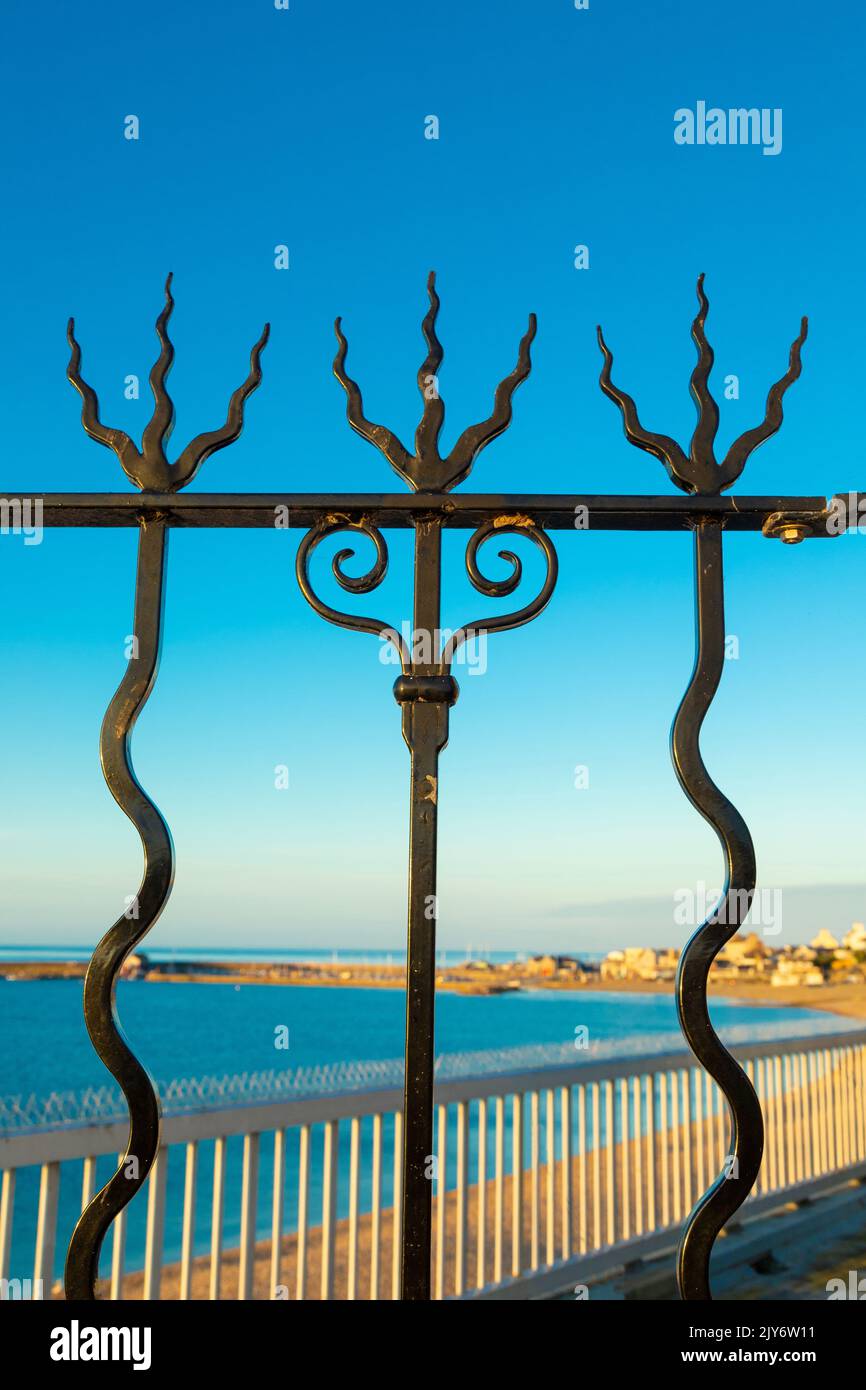 Splendidamente artigianale recinzione di ferro a Lyme Regis, Dorset Foto Stock