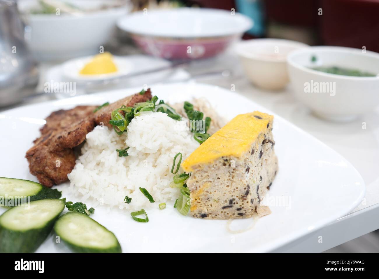 Costolette di maiale alla limongrass alla griglia con combinazione di riso spezzato a Pho Tau Bay, un ristorante vietnamita a Cabramatta - Sydney, Australia Foto Stock