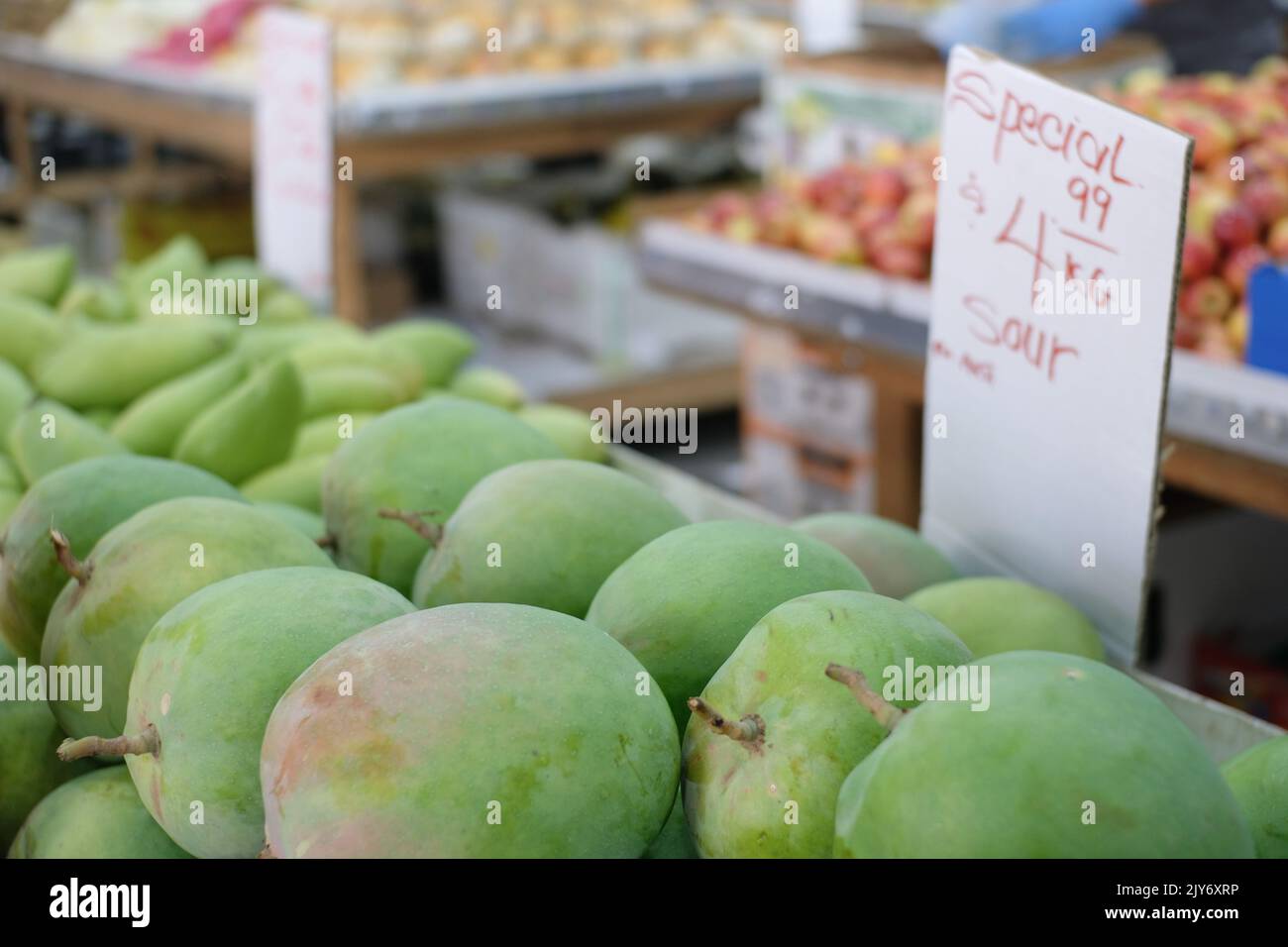 Mangi verdi acide in vendita presso un negozio di alimentari vietnamita a Cabramatta - Sydney, Australia Foto Stock