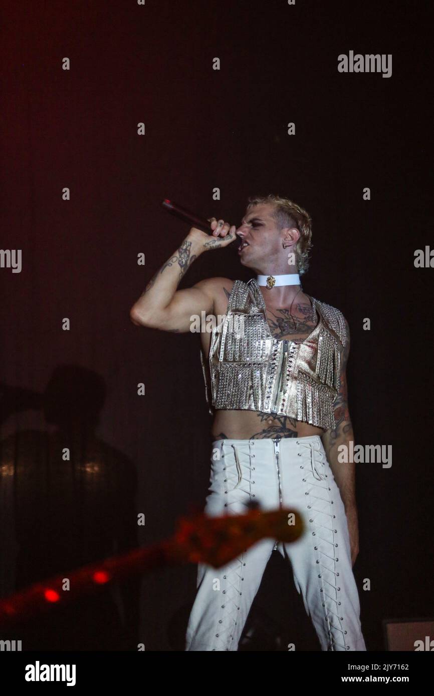 Pescara, Italia. 07th Set, 2022. Achille Lauro suona sul palco a Piazza salotto a Pescara durante l'orchestra elettrica di Achille Lauro Superstar, cantante italiana Concerto di Musica a Pescara, 07 2022 settembre Credit: Independent Photo Agency/Alamy Live News Foto Stock