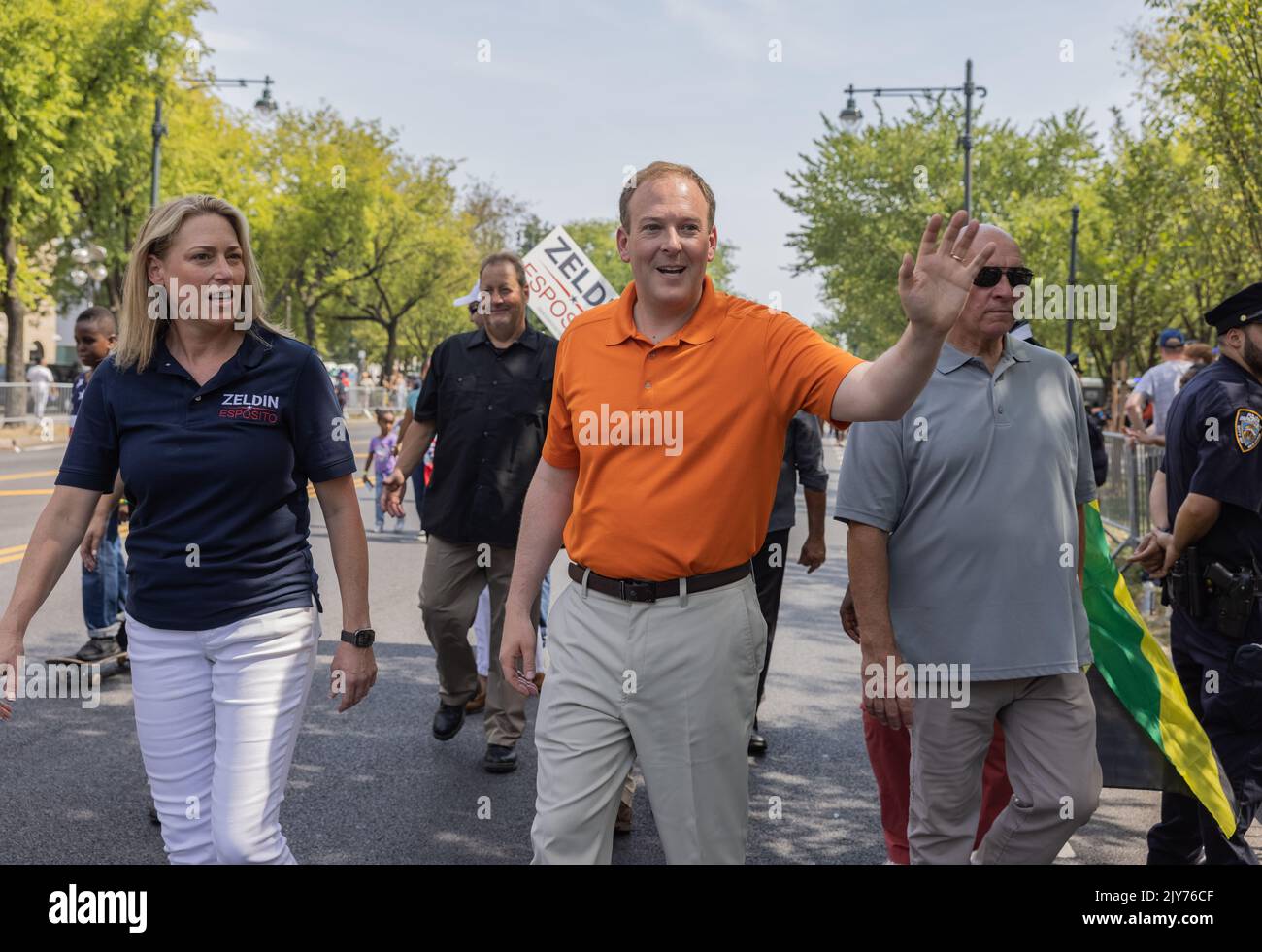 BROOKLYN, N.Y. – 5 settembre 2022: Lee Zeldin (medio) candidato repubblicano alla gubernatorial di New York si fa una marcia nella West Indian Day Parade. Foto Stock