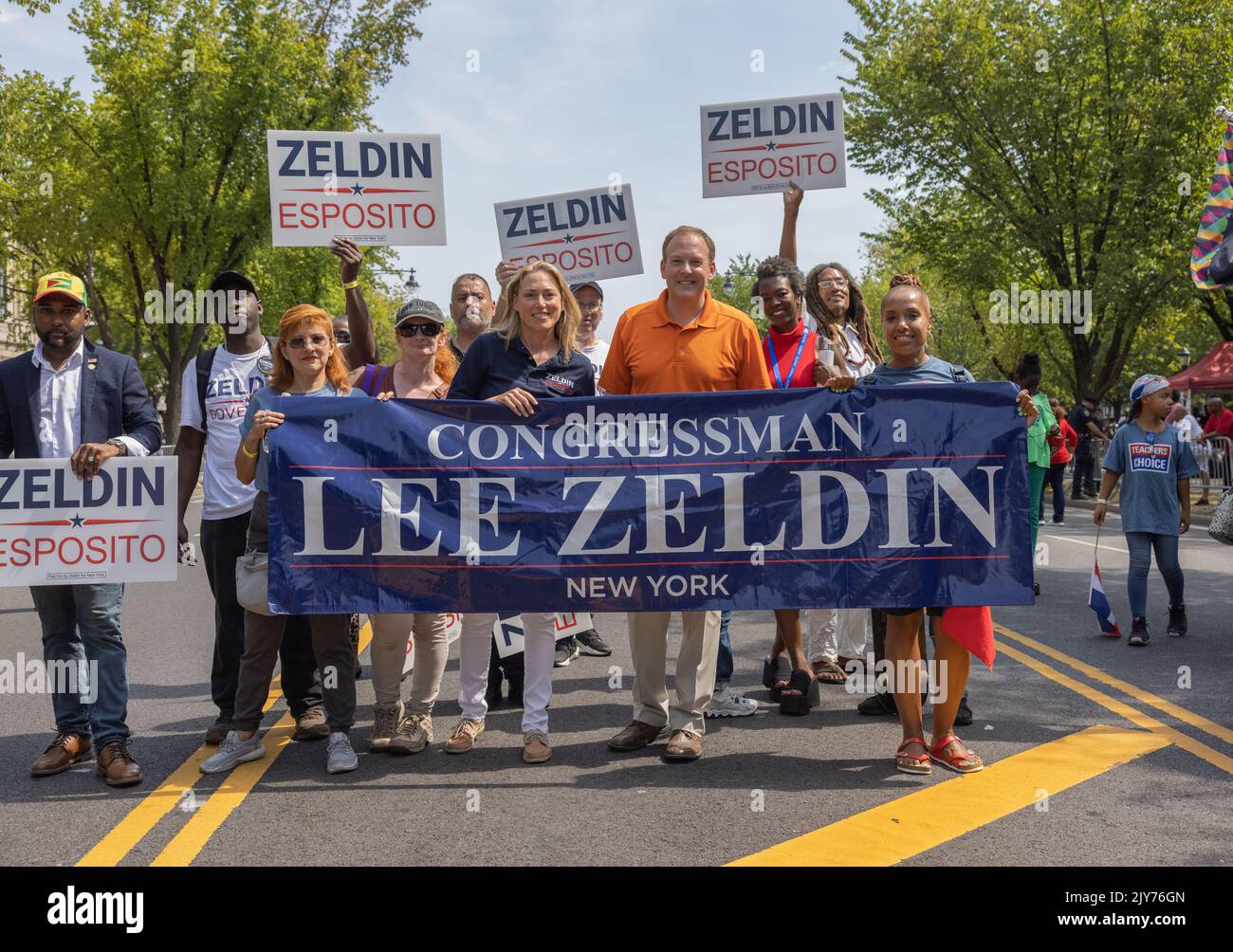 BROOKLYN, N.Y. – 5 settembre 2022: Lee Zeldin (medio), candidato del gubernatorial di New York, si sposa con i sostenitori della West Indian Day Parade. Foto Stock