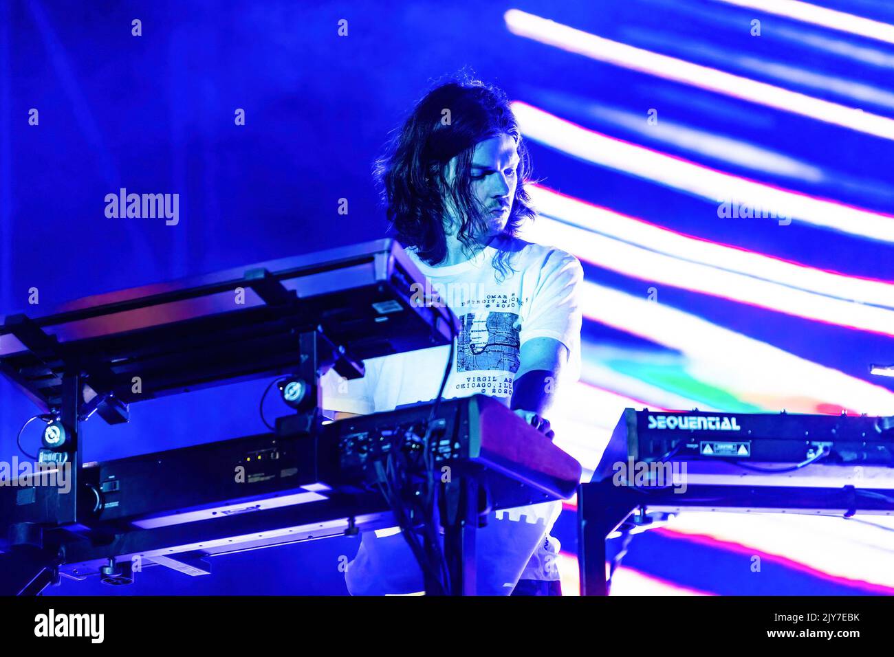 Milano, Italia. 07th Set, 2022. Dominic Simper del progetto di musica psichedelica del multi-strumentista australiano, Tame Impala si esibisce dal vivo durante un concerto all'Ippodromo SNAI. Credit: SOPA Images Limited/Alamy Live News Foto Stock