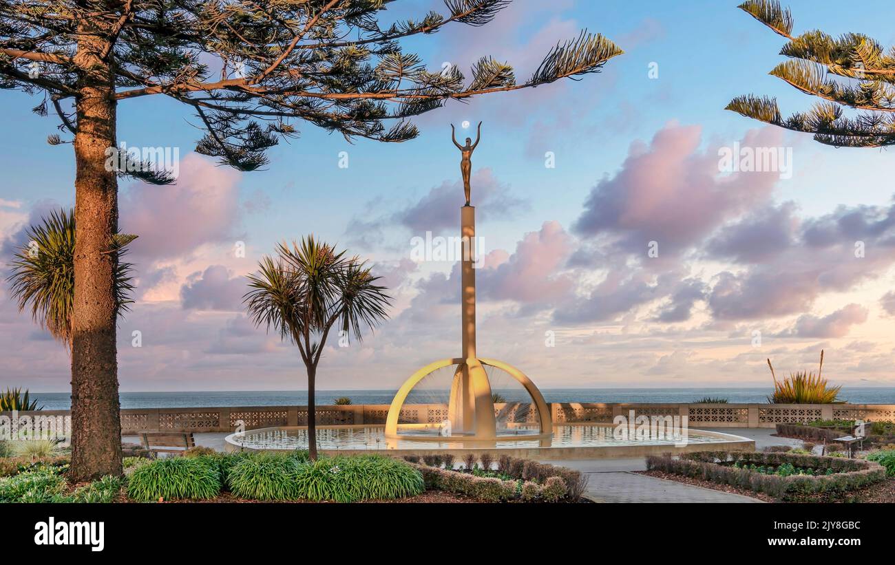 Spirit of Napier è l'iconica statua di Napier che simboleggia la città che sorge dalle ceneri dopo il terremoto del 1931 Foto Stock