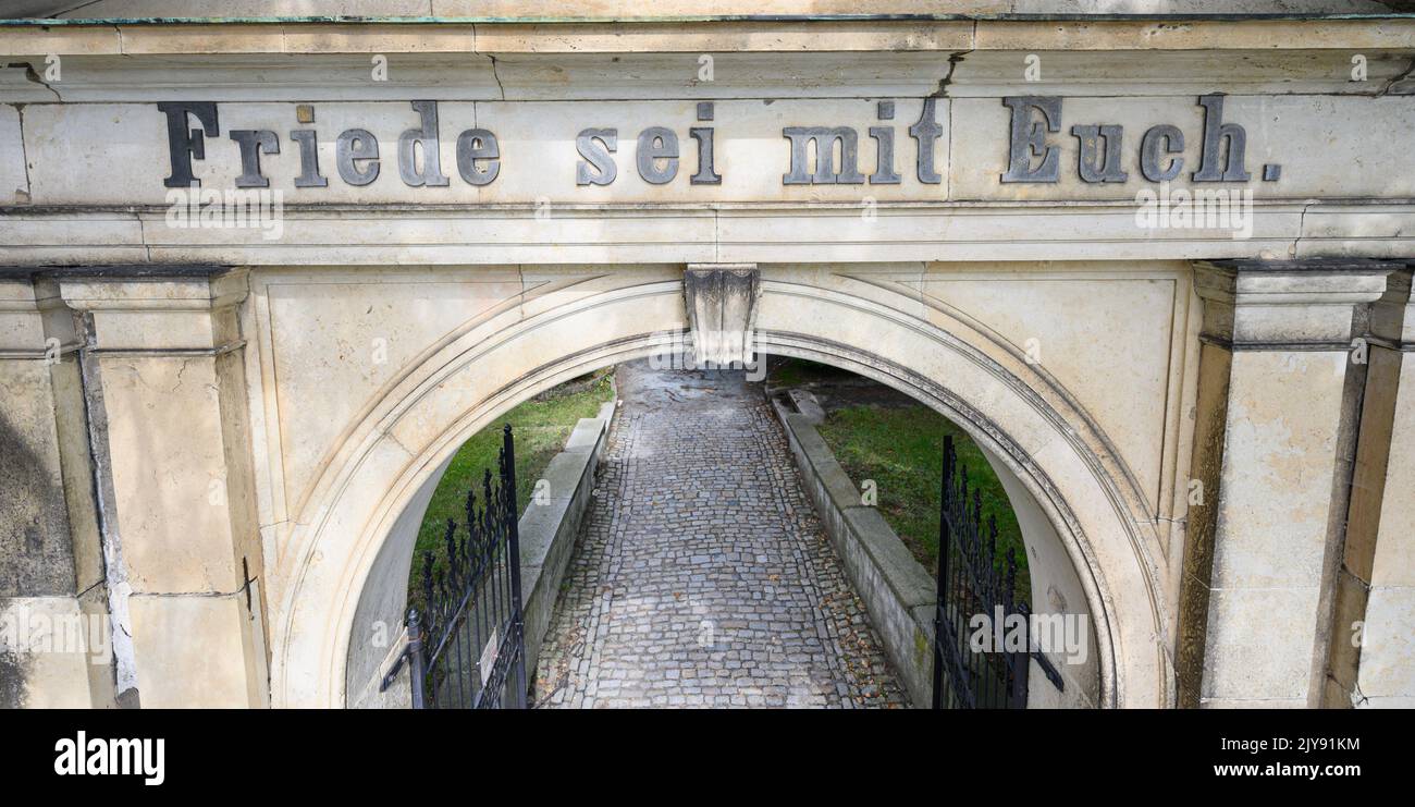 Bautzen, Germania. 07th Set, 2022. "Pace sia con voi" è scritto sopra il portale d'ingresso del Cimitero dei subacquei. Il cimitero è uno dei luoghi di ritrovo per la Giornata dei Monumenti aperti del 11 settembre 2022. Il luogo di riposo è uno dei più importanti cimiteri della Sassonia con un notevole stock di lapidi del 18th ° secolo. Credit: Robert Michael/dpa/Alamy Live News Foto Stock