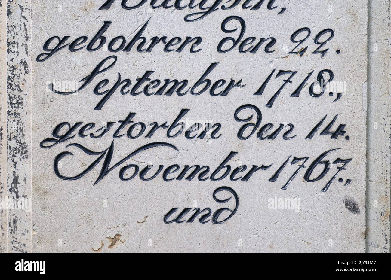 Bautzen, Germania. 07th Set, 2022. Una tomba del 18th ° secolo può essere visto al cimitero Taucher. Il cimitero è uno dei luoghi di ritrovo per la Giornata dei Monumenti aperti del 11 settembre 2022. Il luogo di riposo è uno dei più importanti cimiteri della Sassonia con un notevole stock di lapidi del 18th ° secolo. Credit: Robert Michael/dpa/Alamy Live News Foto Stock