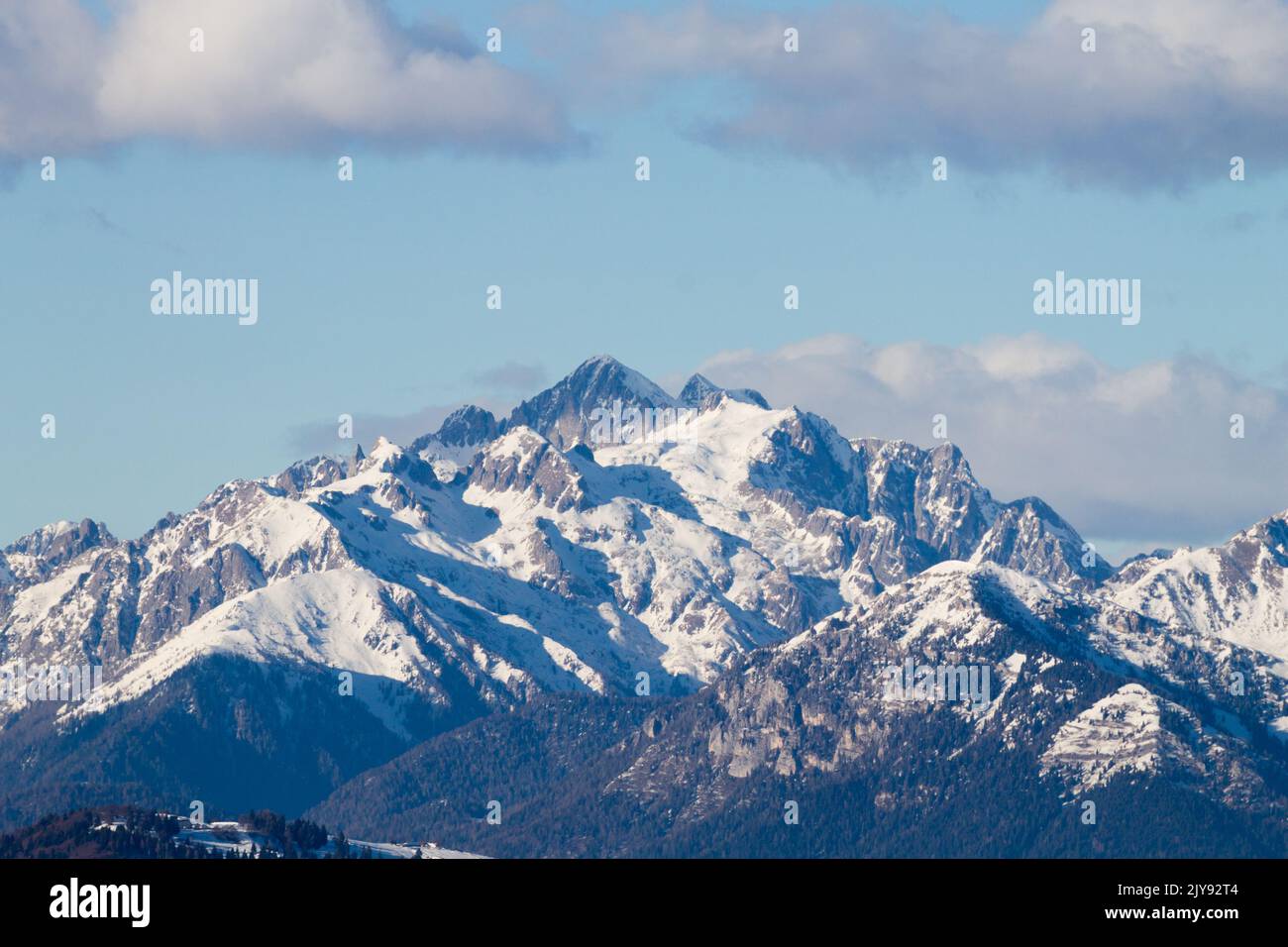 Alta montagna nelle alpi italiane. Vista picco asta. Val di Fiemme, Italia Foto Stock