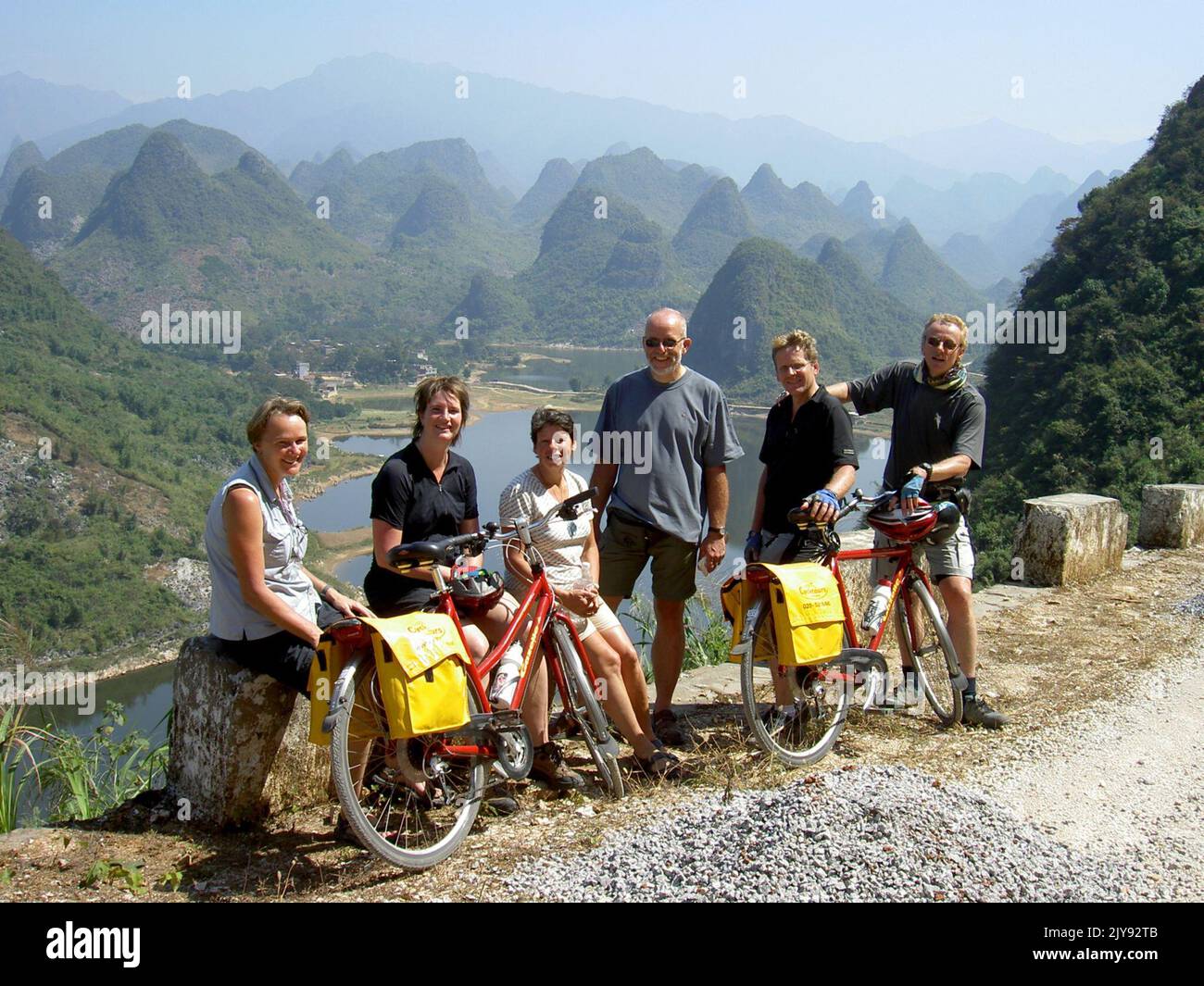 (220908) -- DALI, 8 settembre 2022 (Xinhua) -- in questa foto fornita da Jos Van der Wiel (1st R), posa per le foto con i ciclisti durante un tour in bicicletta nella contea di Yangshuo di Guilin, regione autonoma di Guangxi Zhuang della Cina meridionale. Sono passati più di 40 anni da quando Jos Van der Wiel è venuto per la prima volta in Cina dai Paesi Bassi. Nel corso dei decenni, l'olandese si è appassionato di organizzare turisti in tutto il mondo per viaggiare in Cina in bicicletta. Durante i suoi tour in bicicletta, Jos ha conosciuto bene la Cina. Egli ha anche compilato una guida di viaggio in Cina, che offre una guida completa ai lettori olandesi.in 2000, come Jos esplorare Foto Stock