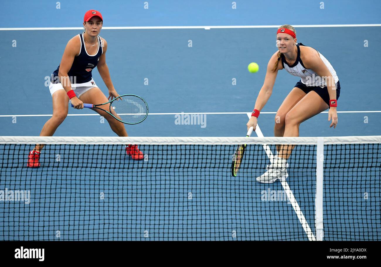 Ashleigh Barty (a sinistra) dell'Australia e Kiki Bertens (a destra) dei Paesi Bassi sono visti durante la doppia finale contro su-Wei Hsieh di Taipei e Barbora Strycova della Repubblica Ceca al Brisbane International Tennis Tournament al Queensland Tennis Centre di Brisbane, domenica 12 gennaio 2020. (AAP IMAGE/DARREN ENGLAND) NESSUNA ARCHIVIAZIONE, SOLO USO EDITORIALE ** SOLO USO STRETTAMENTE EDITORIALE, NESSUN USO COMMERCIALE, NESSUN LIBRO ** Foto Stock