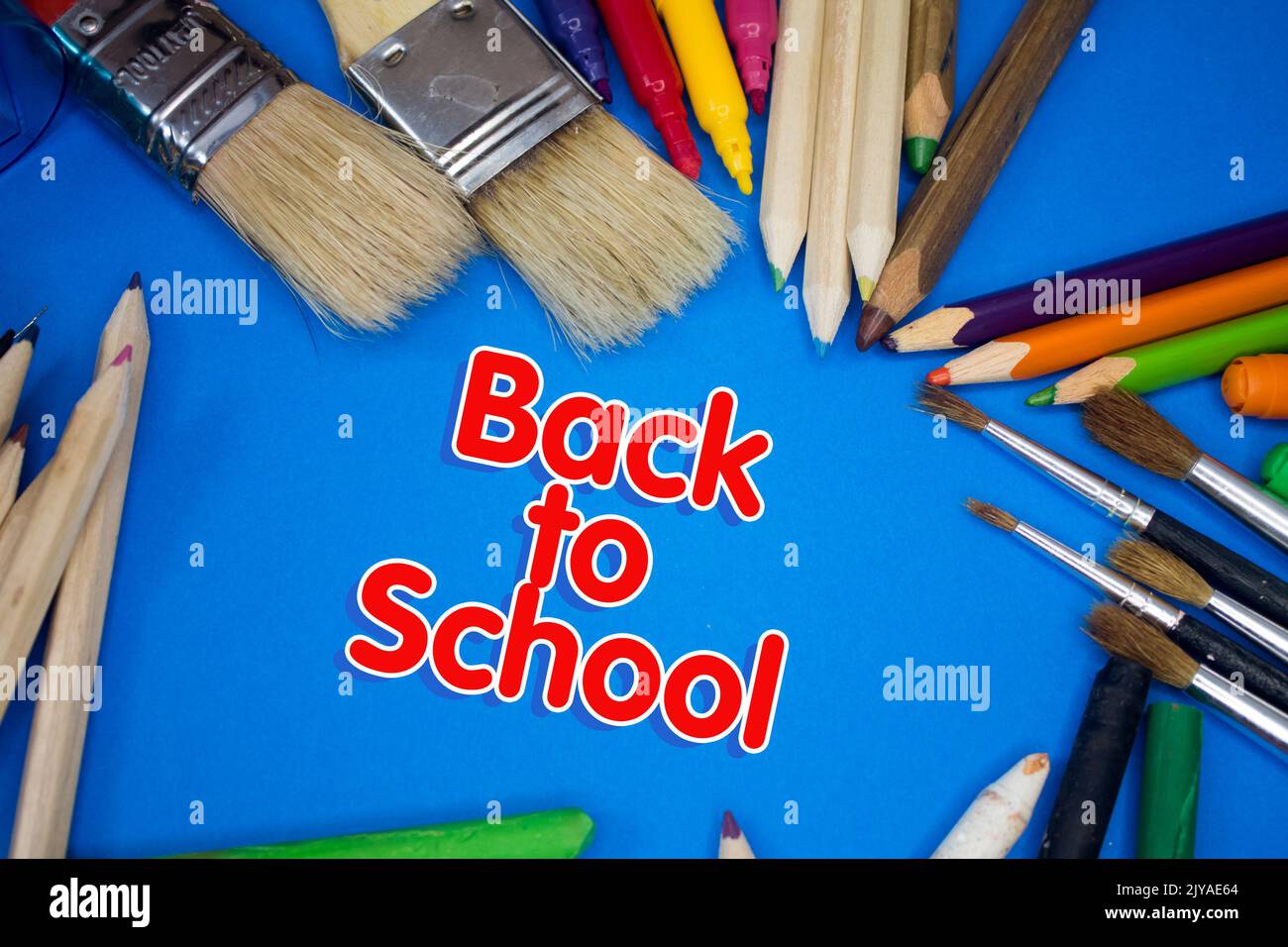 Foto generale delle forniture scolastiche con testo Back to School. Pennelli, matite, strumenti artistici. Attrezzature artistiche e artigianali. Foto Stock