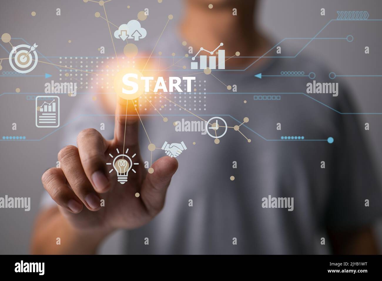 Su una moderna interfaccia virtuale, esiste un concetto di avvio con un business icona e una connessione di rete. L'uomo tocca l'inizio. Foto Stock