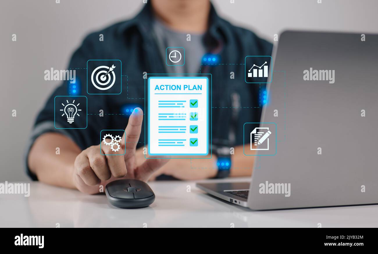 Idea per una strategia di azione. Imprenditore con una lista di controllo. Gestione del tempo. Foto Stock