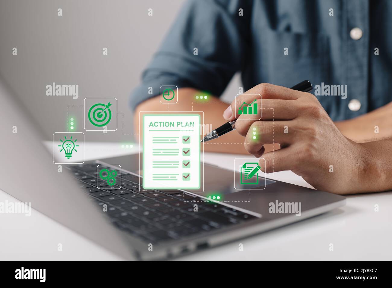 Concetto di piano d'azione. Uomo d'affari con una lista di controllo. Gestione del tempo. Foto Stock