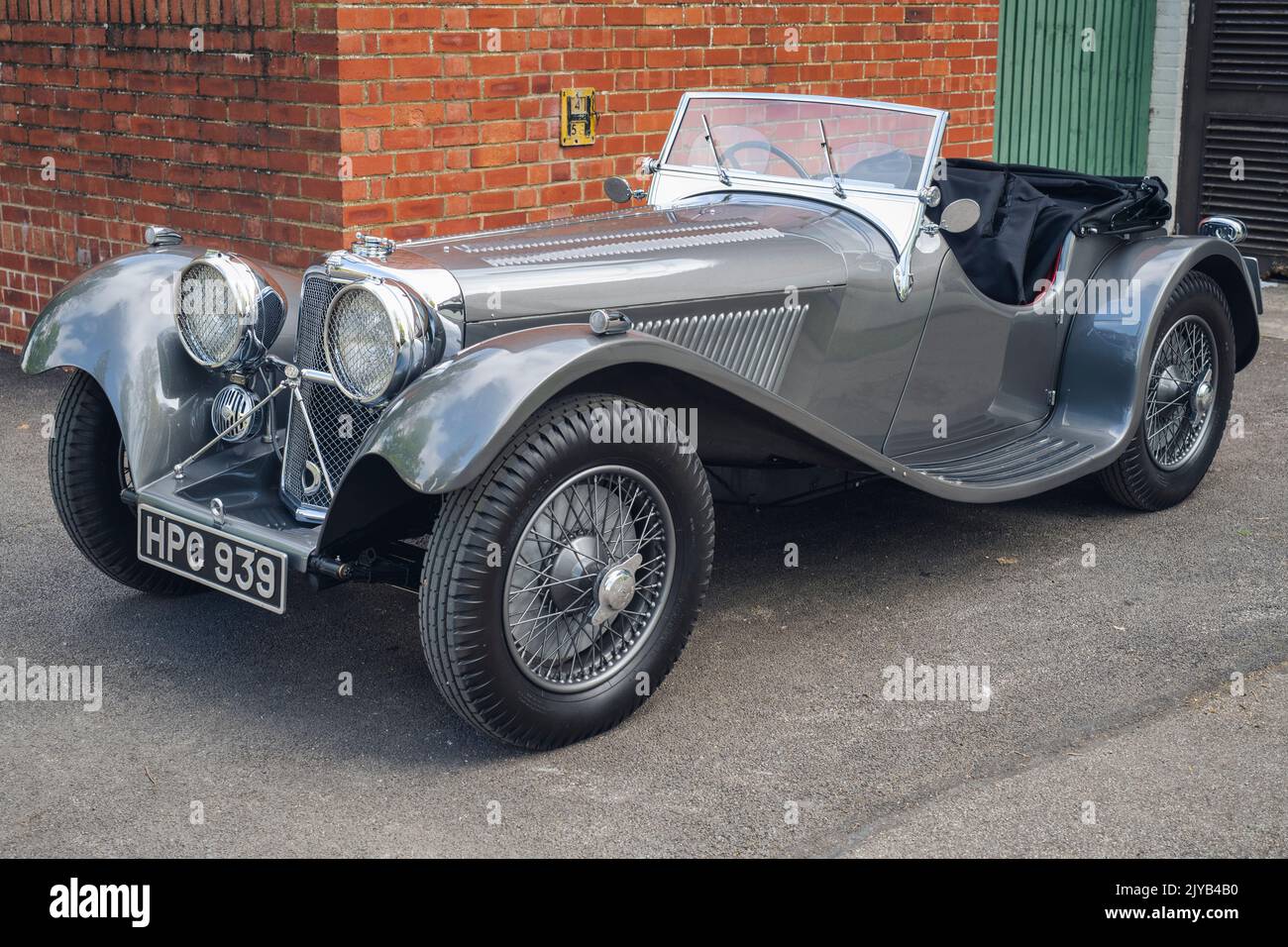 Auto sportiva da 2 1:2 litri Jaguar SS 1938 al Bicester Heritage Centre, evento di gara domenicale. Bicester, Oxfordshire, Inghilterra Foto Stock