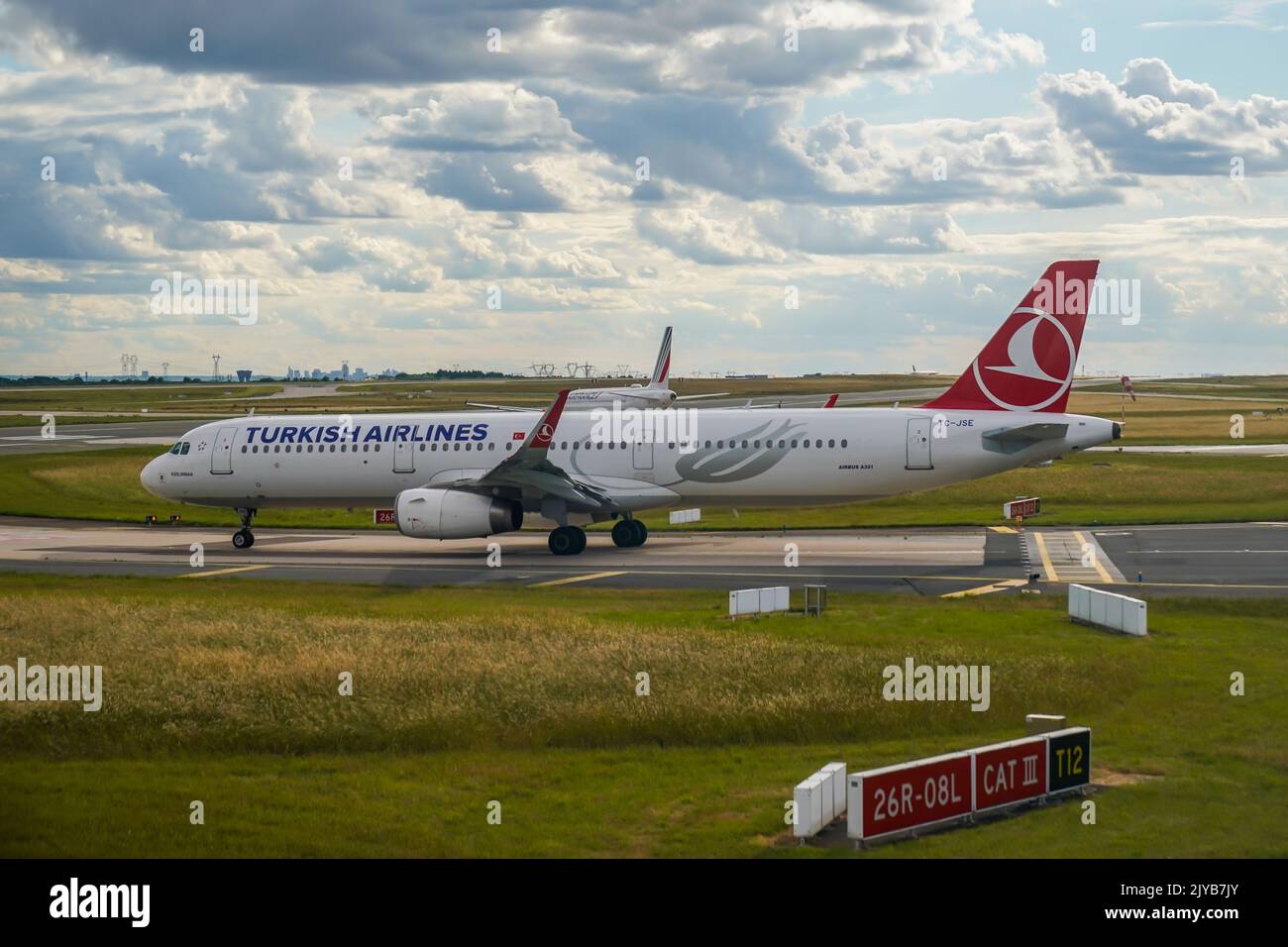 Turkish Airlines Airbus A321 sul asfalto all'aeroporto Charles de Gaulle di Parigi. Turkish Airlines è la compagnia aerea di bandiera nazionale della Turchia Foto Stock