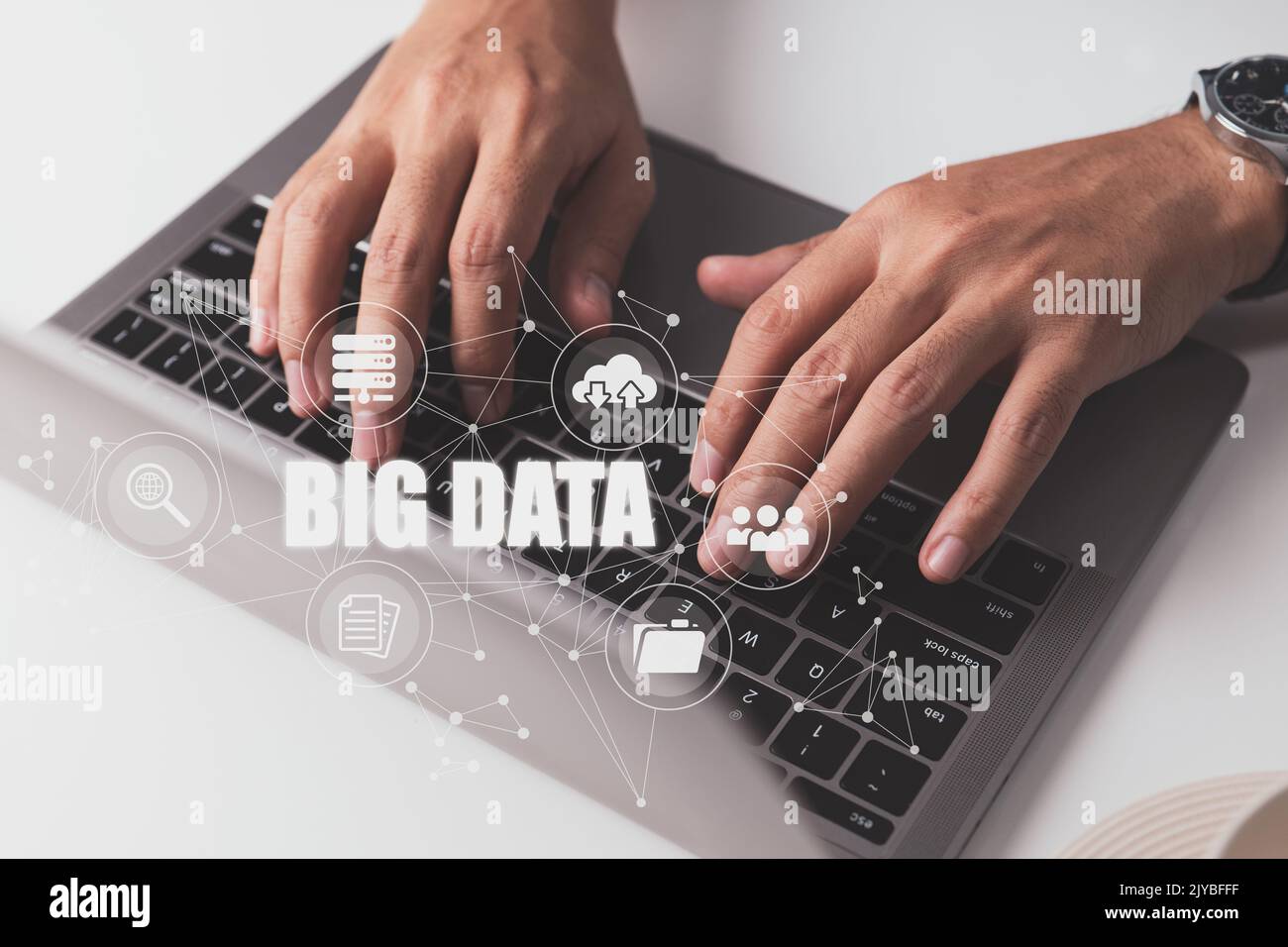 Una persona che utilizza un computer portatile è rappresentata in un'idea di big data. Foto Stock