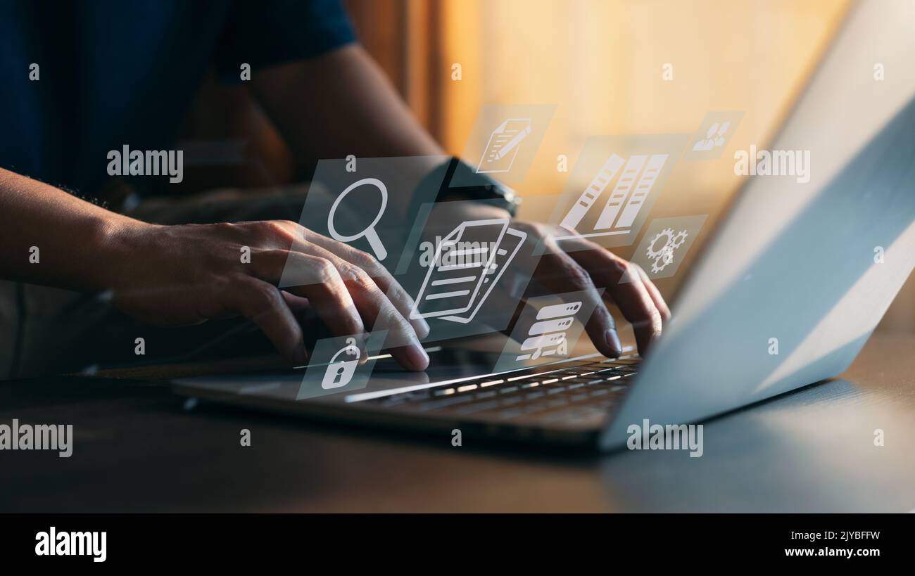 Uno schermo virtuale con icone che rappresentano i concetti ERP e di gestione dei documenti. Foto Stock