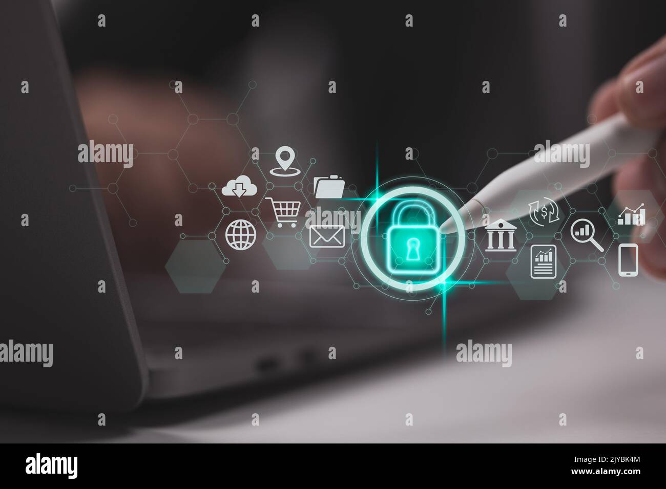 Sicurezza dei dati e idee sulla privacy. Protezione della rete Internet e icona a forma di lucchetto. Un uomo d'affari protegge i dati personali su schermi virtuali. Foto Stock