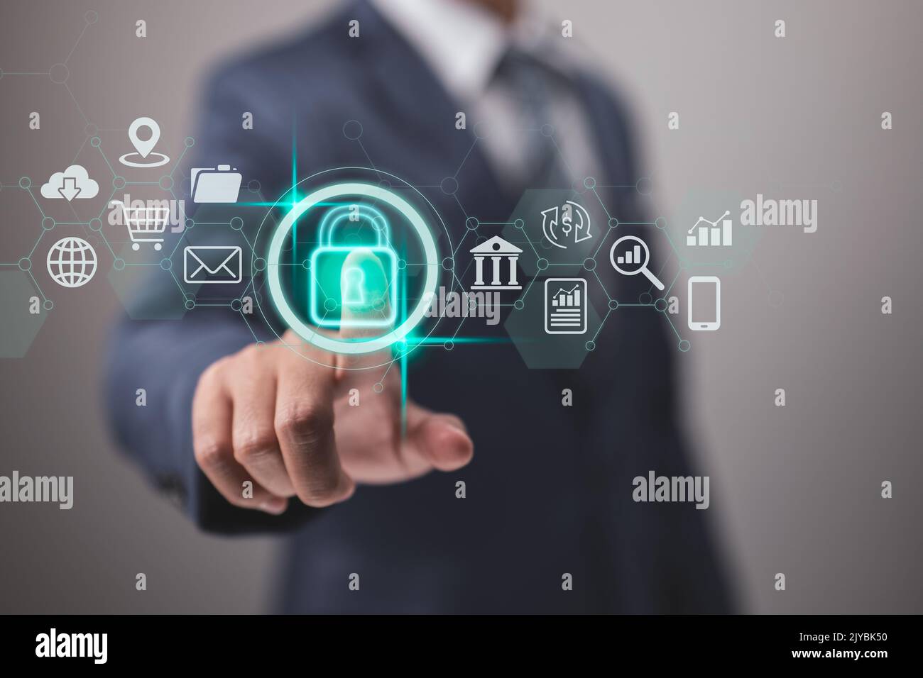 Sicurezza dei dati e idee sulla privacy. Protezione della rete Internet e icona a forma di lucchetto. Le interfacce a schermo virtuale proteggono i dati personali. Foto Stock
