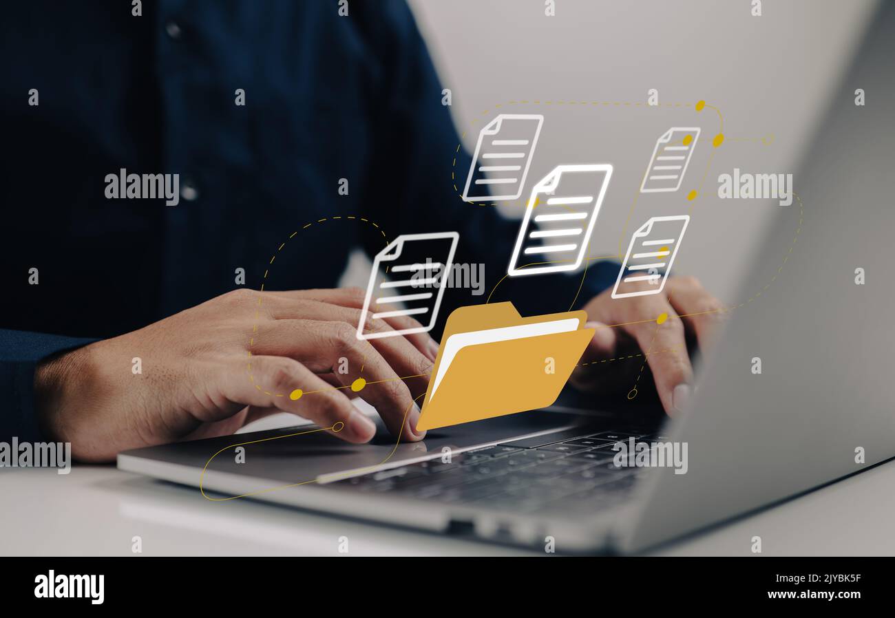 Caricamento dei documenti dalla cartella. Apri la cartella file con documenti vuoti volanti con il computer portatile. Backup trasferimento dati, Condivisione file, trasferimento documenti Foto Stock