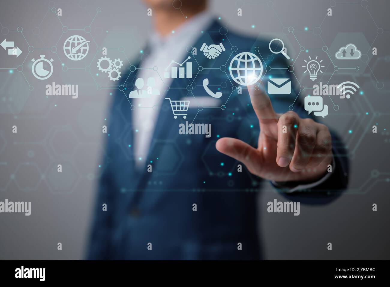 L'uomo d'affari sta usando uno schermo digitale vital con i grafici su esso. Il concetto di business globale. Foto Stock