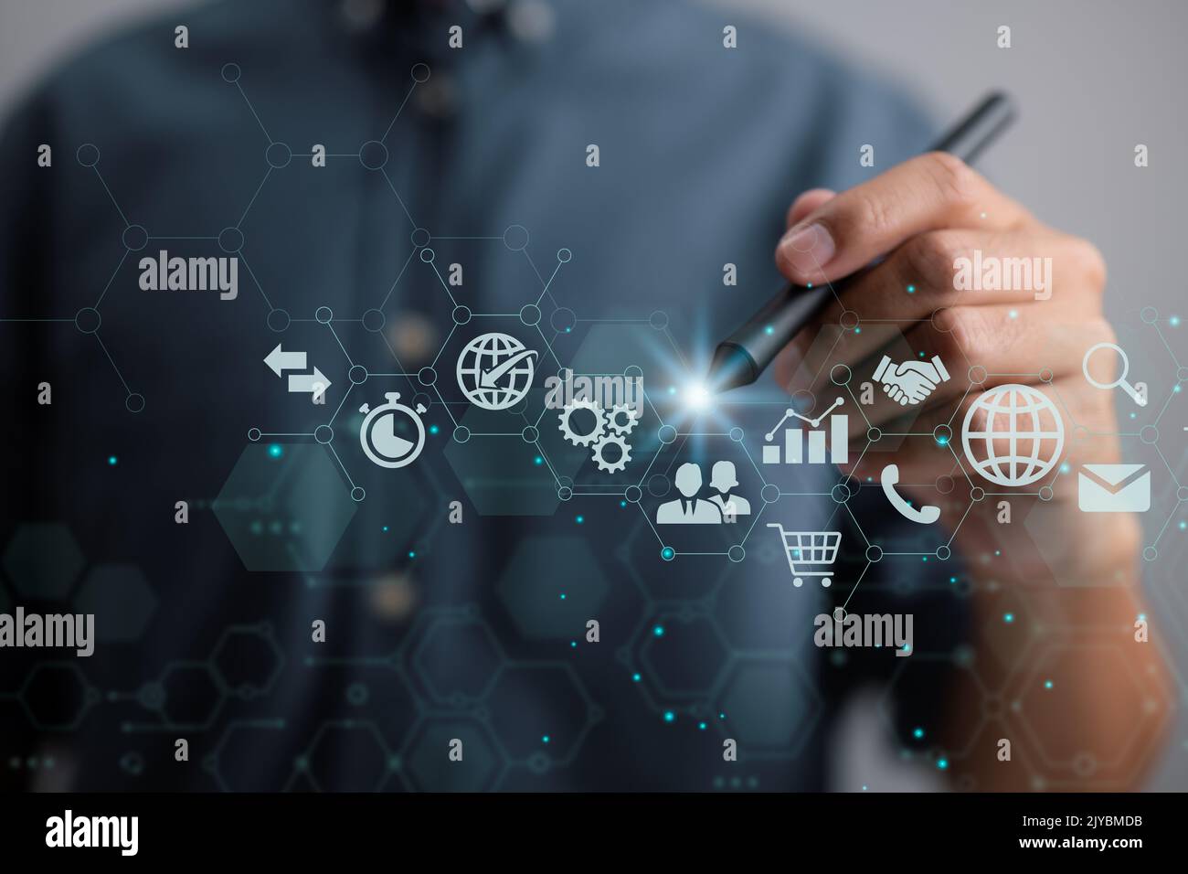 L'uomo d'affari sta usando una penna digitale sullo schermo vitual con i grafici. Il concetto di business globale. Foto Stock