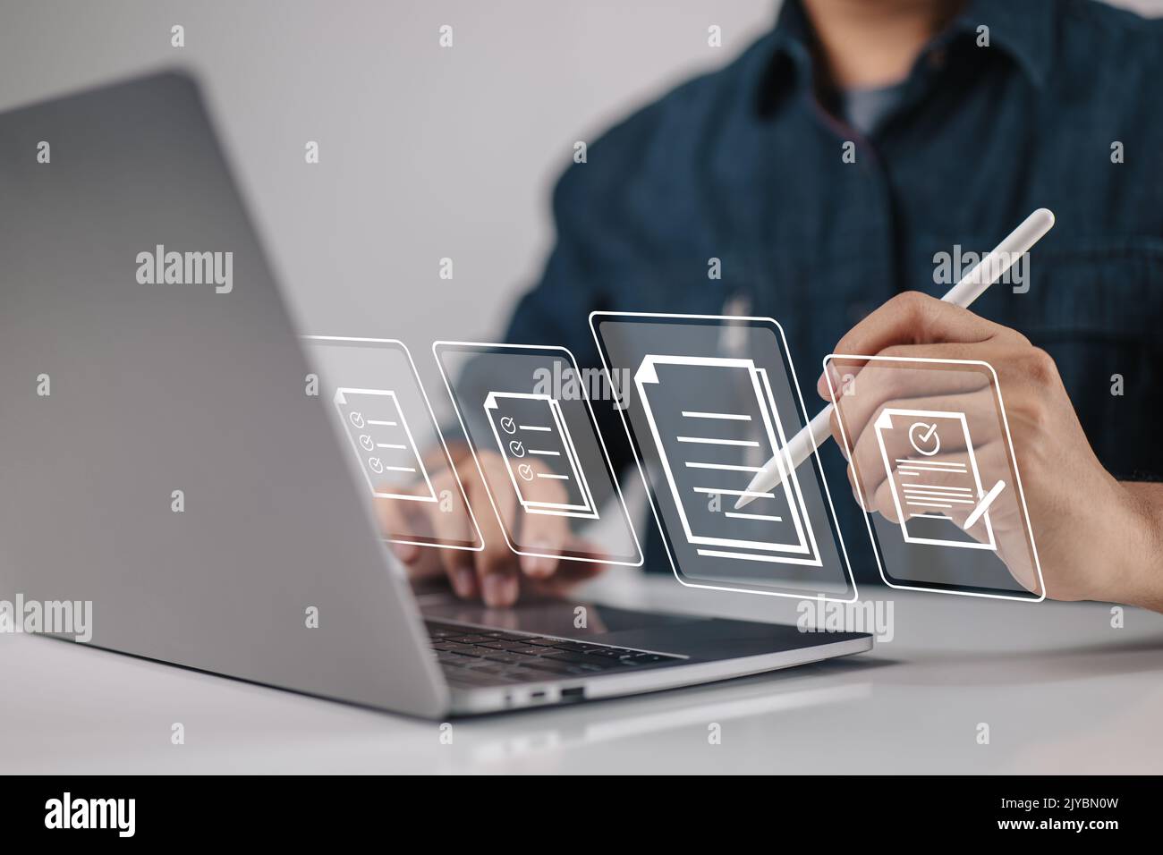 Idee per il luogo di lavoro senza carta, firma elettronica, firma elettronica, gestione dei documenti. Un uomo d'affari usa una penna stylus per firmare un documento elettronico che io Foto Stock
