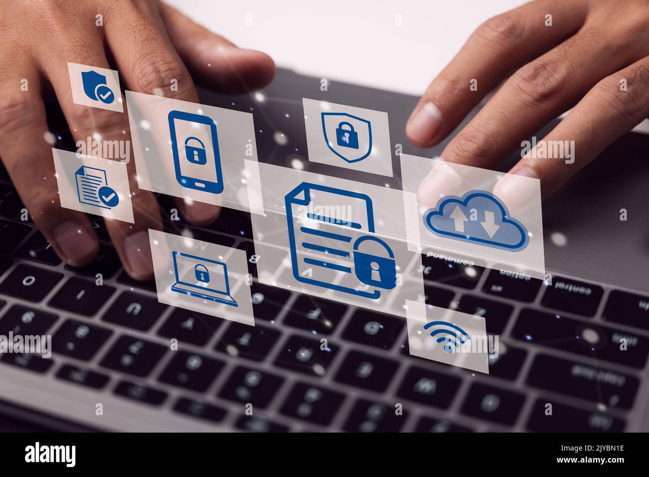 Concetto di protezione dei dati con un utente di computer portatile. Foto Stock